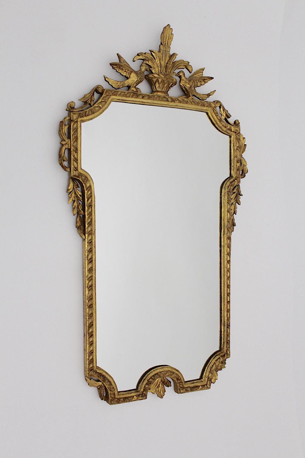 Doré Antique Miroir mural en bois sculpté et doré ou miroir Trumeau Autriche, vers 1795 en vente