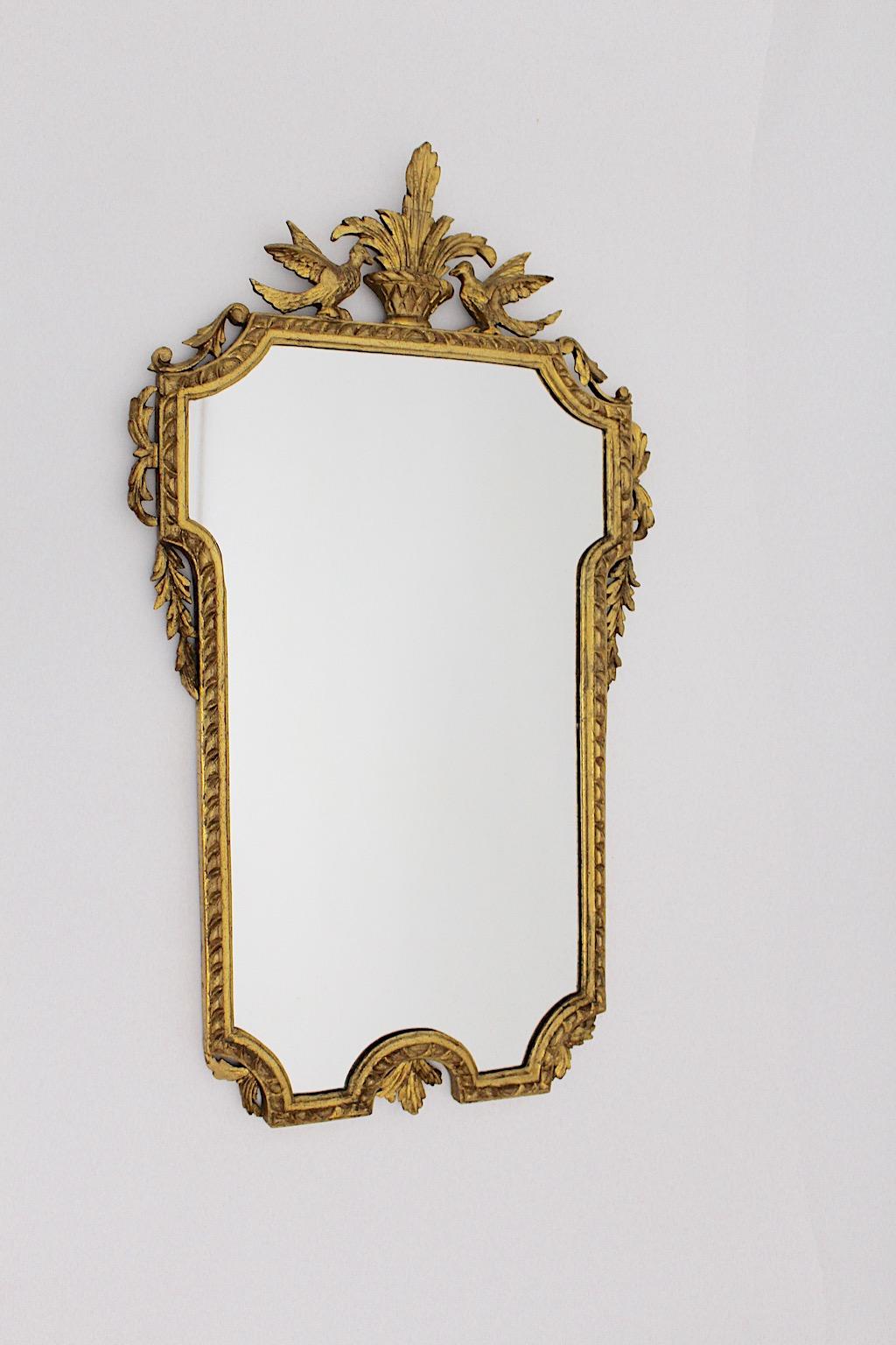 Fin du XVIIIe siècle Antique Miroir mural en bois sculpté et doré ou miroir Trumeau Autriche, vers 1795 en vente