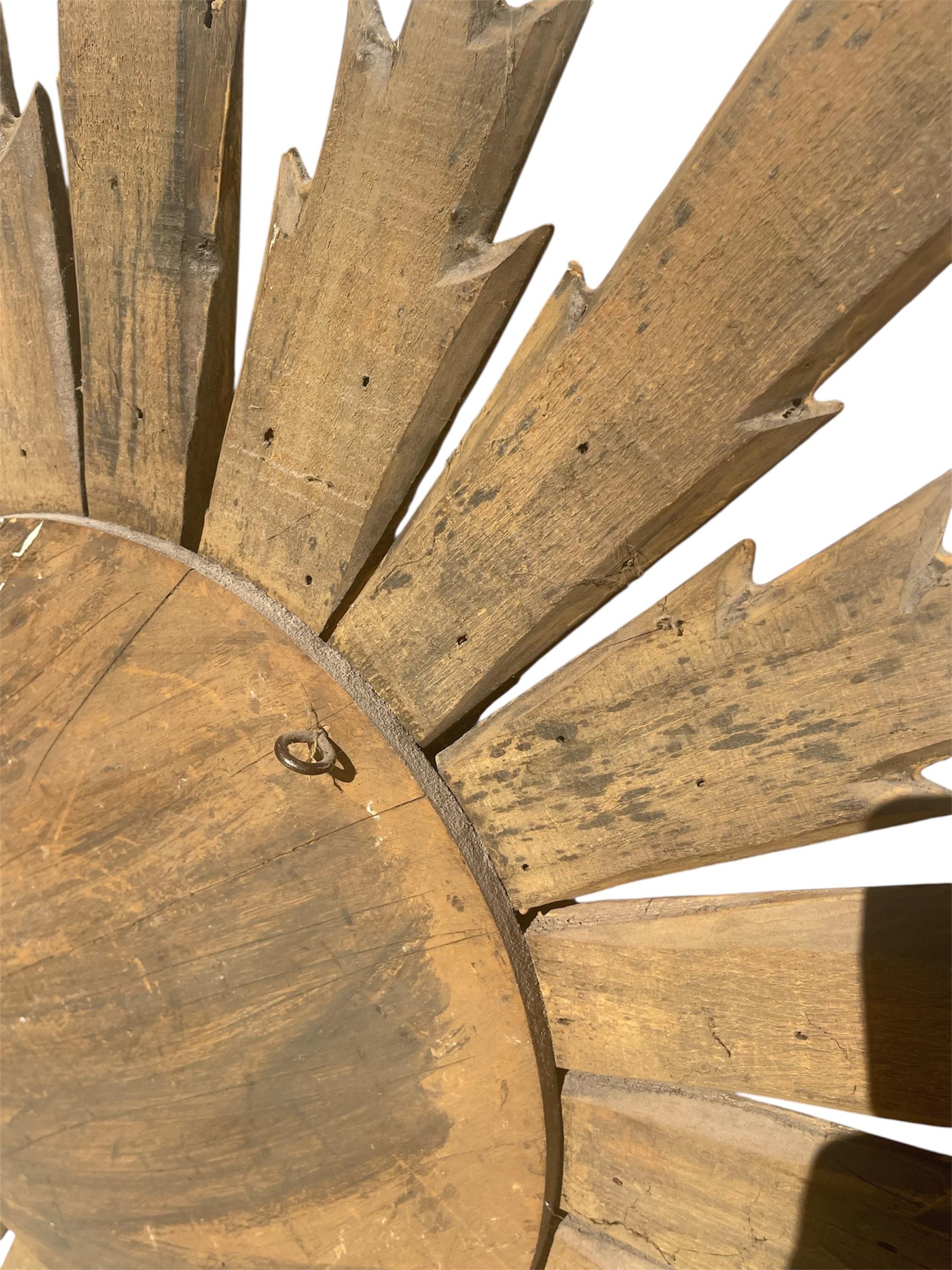 Uhrenspiegel aus vergoldetem Holz, um 1940 im Angebot 1