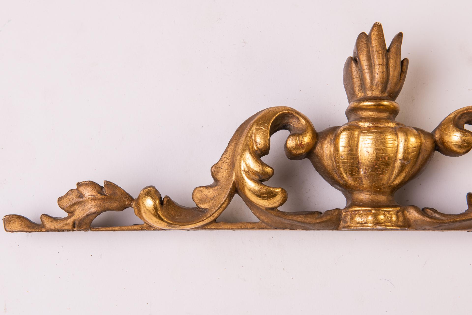Eleganza dell'antico fregio della cornice in legno dorato.  Perfetto, può essere posizionato ovunque: su uno specchio, su una porta interna, sulla cornice di un quadro particolare.

rif. nr. O/2548.