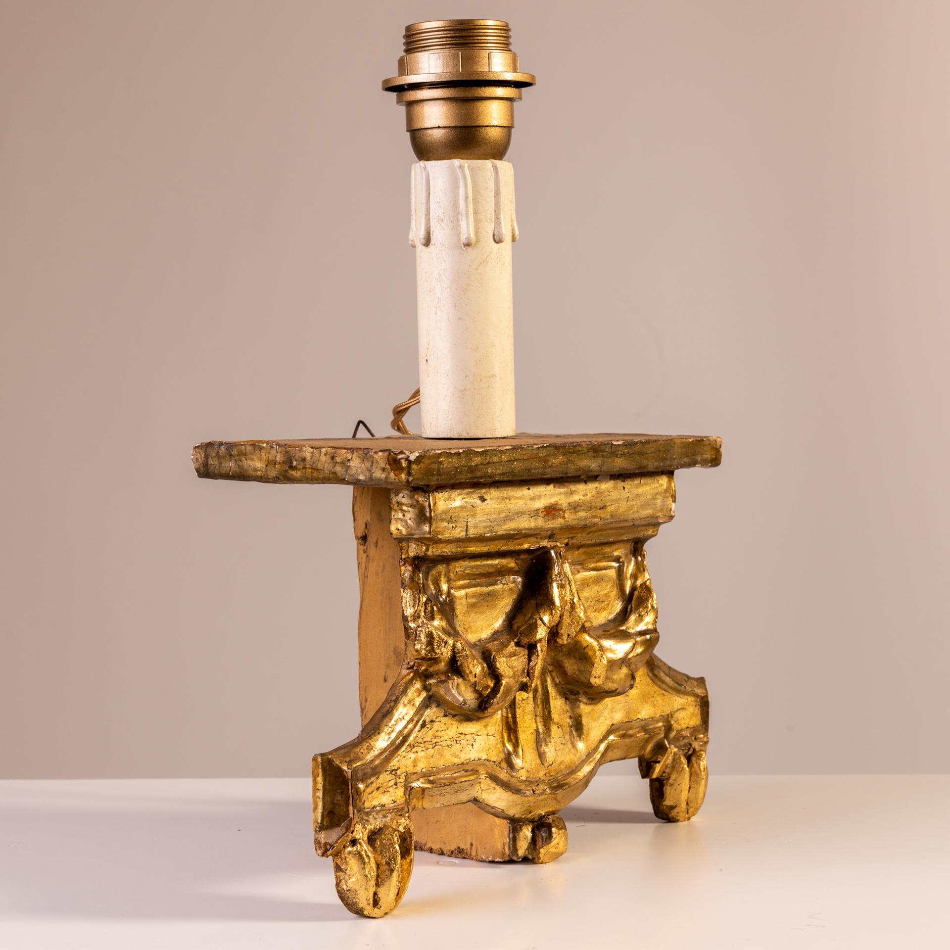 Antico fregio in legno dorato Luigi XVI, montato come applique. 
Dimensioni: cm. 23 x h.15,5 + attacco luce 15 = cm. 30,5.    Profondità cm. 10,3.
Se vuoi, può essere facilmente smontato e puoi utilizzare solo il fregio come vuoi.

rif. O/188.
