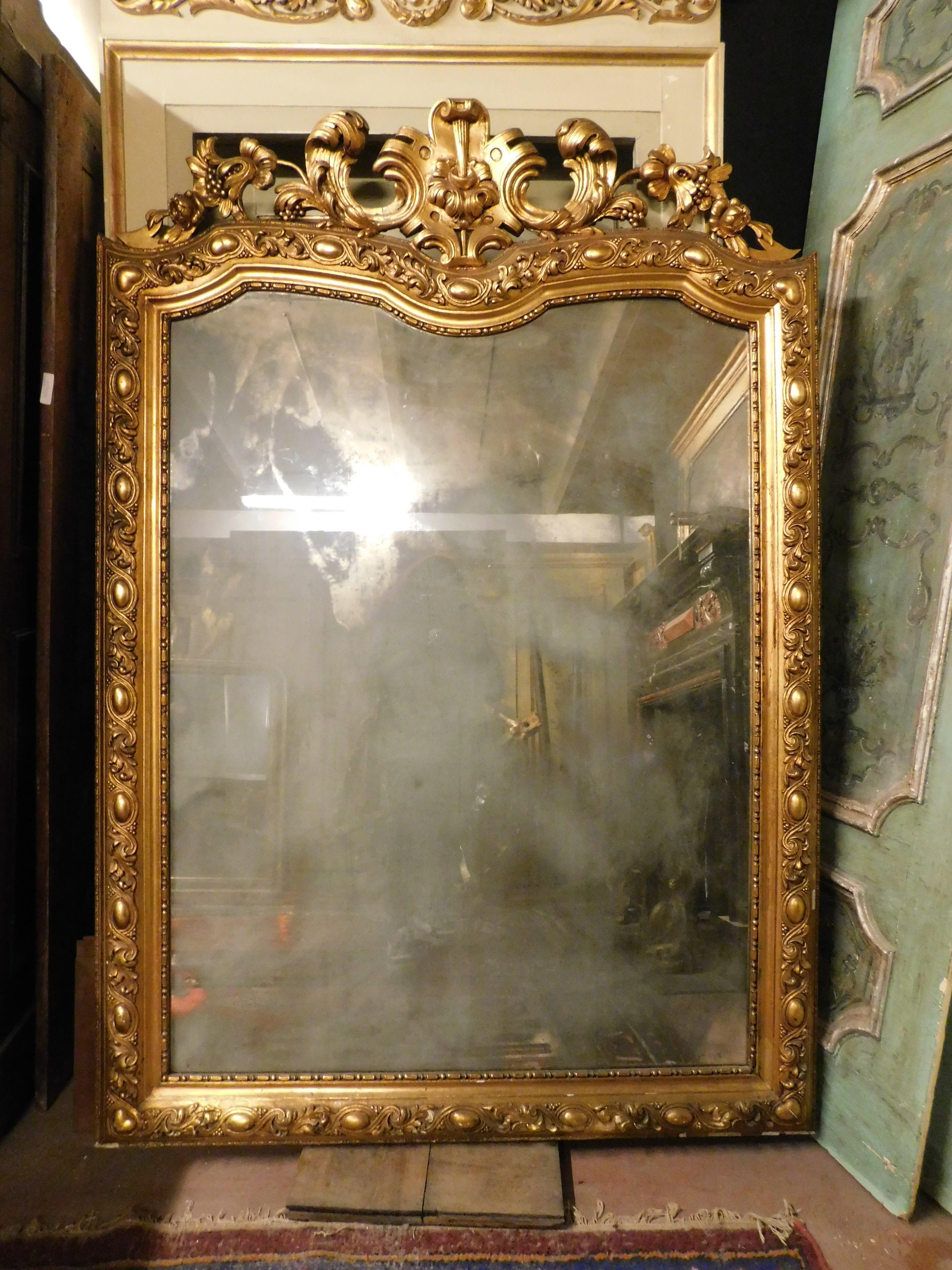 Gilt wooden wall consolle mirror with carved cymatium, Italy In Good Condition For Sale In Cuneo, Italy (CN)
