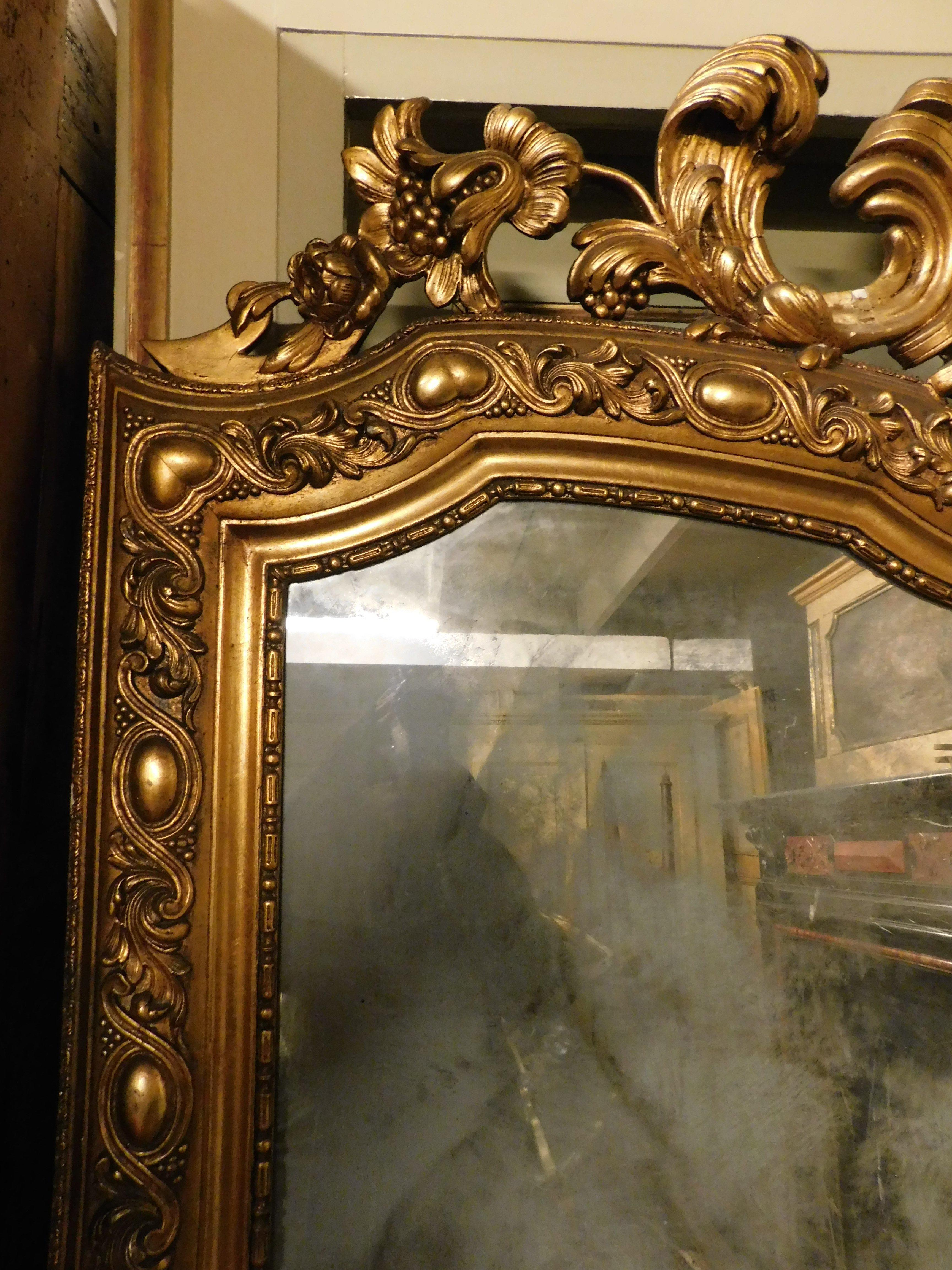 19th Century Gilt wooden wall consolle mirror with carved cymatium, Italy For Sale