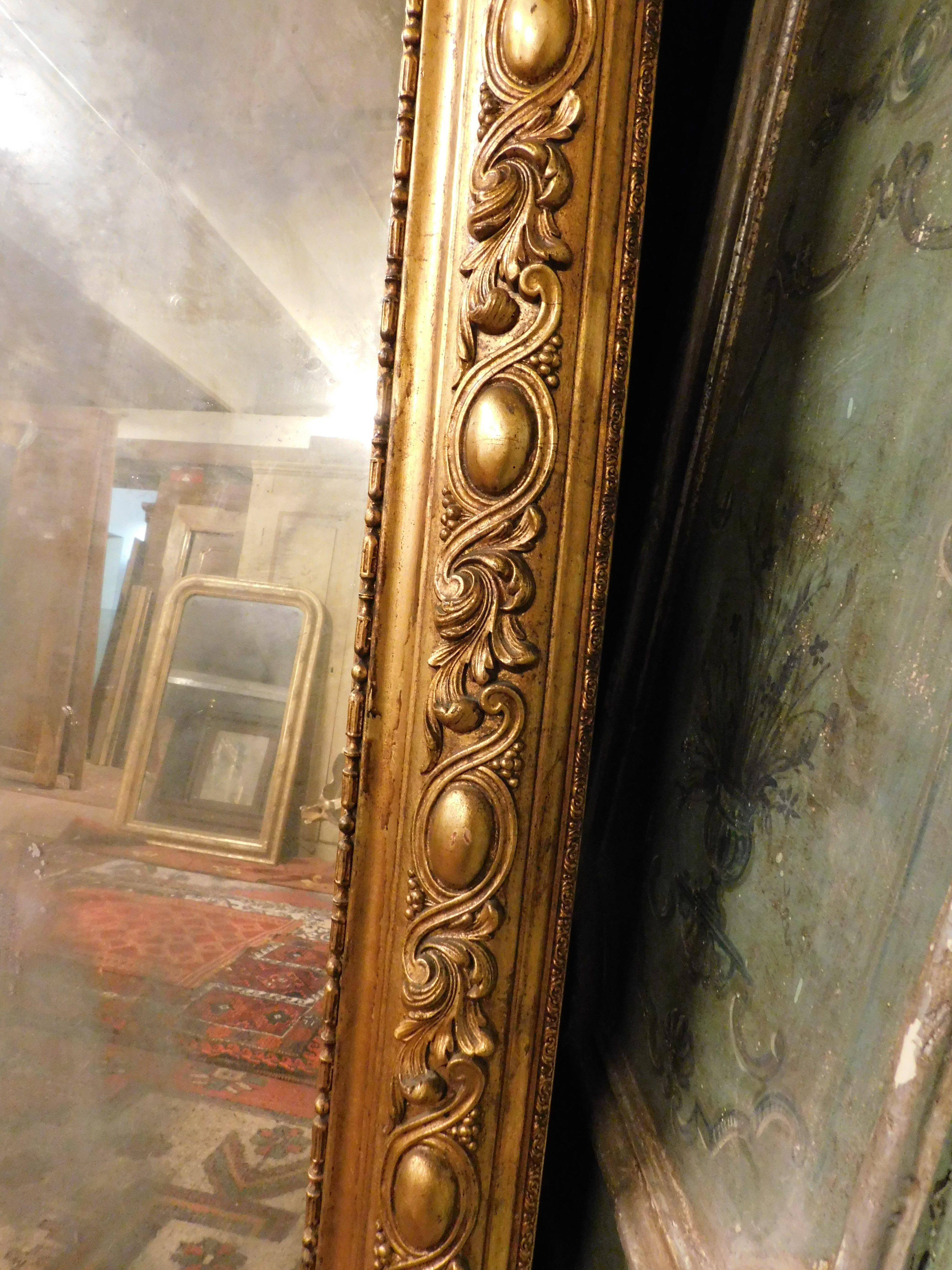 Gilt wooden wall consolle mirror with carved cymatium, Italy For Sale 1