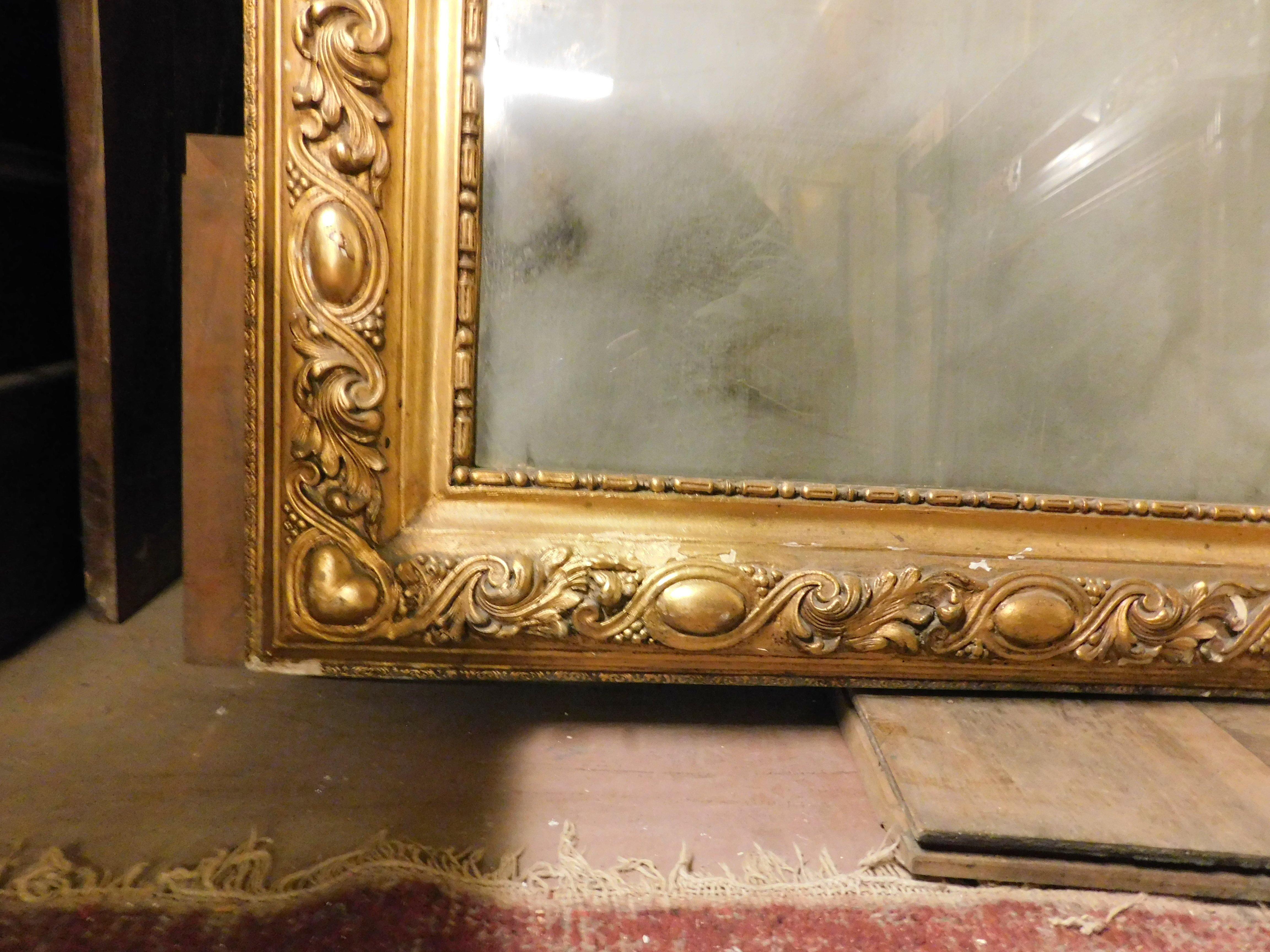 Gilt wooden wall consolle mirror with carved cymatium, Italy For Sale 2