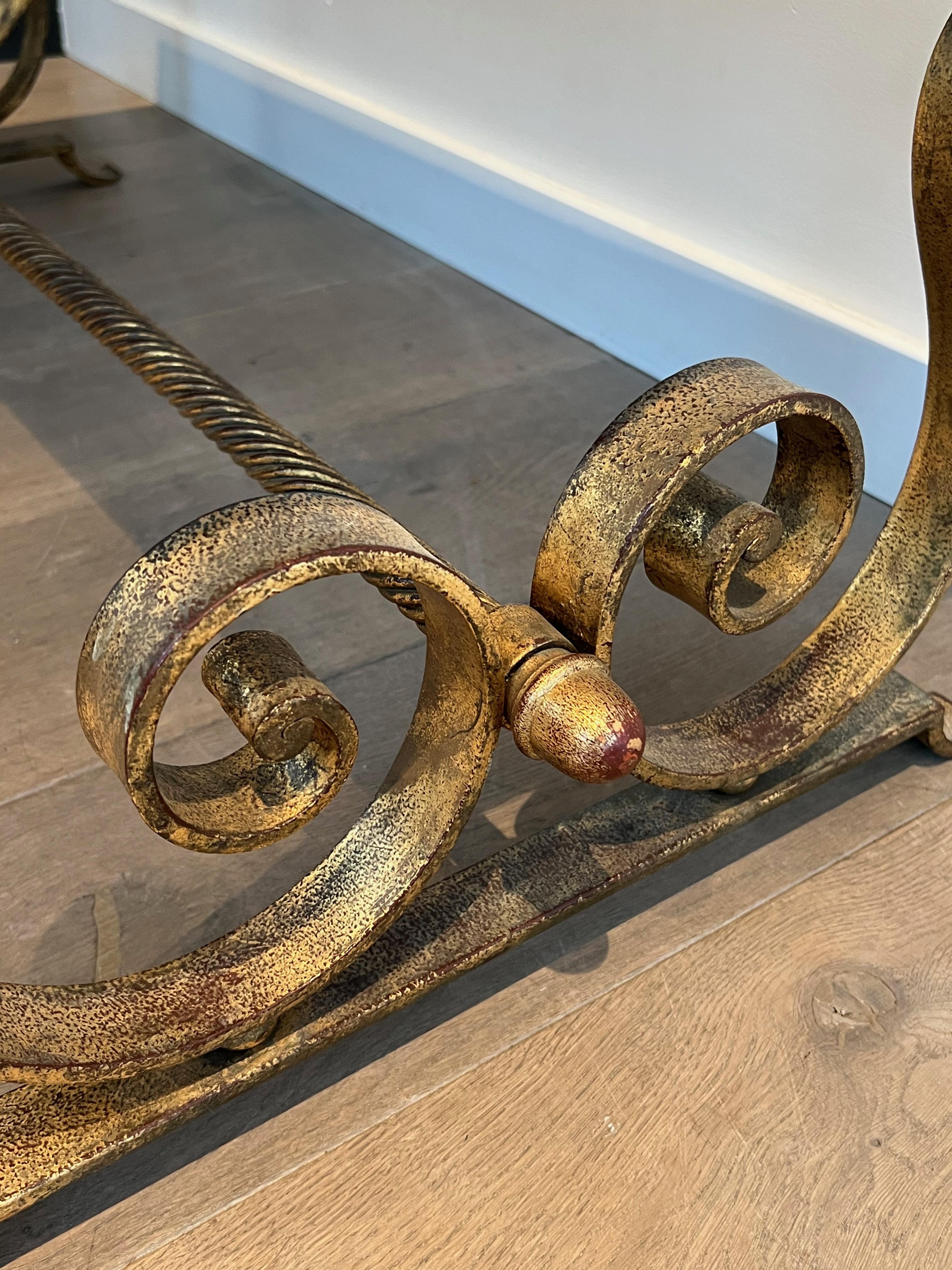 Table basse en fer forgé doré avec plateau en marbre en vente 2