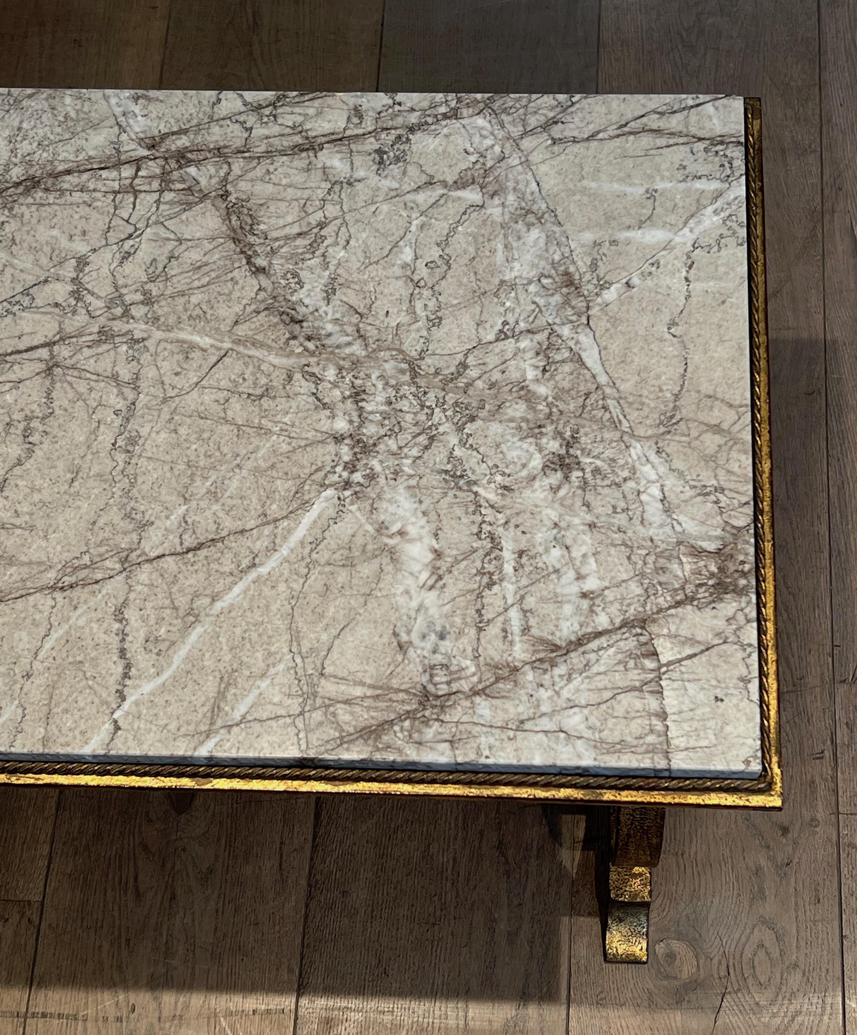 Table basse en fer forgé doré avec plateau en marbre en vente 9