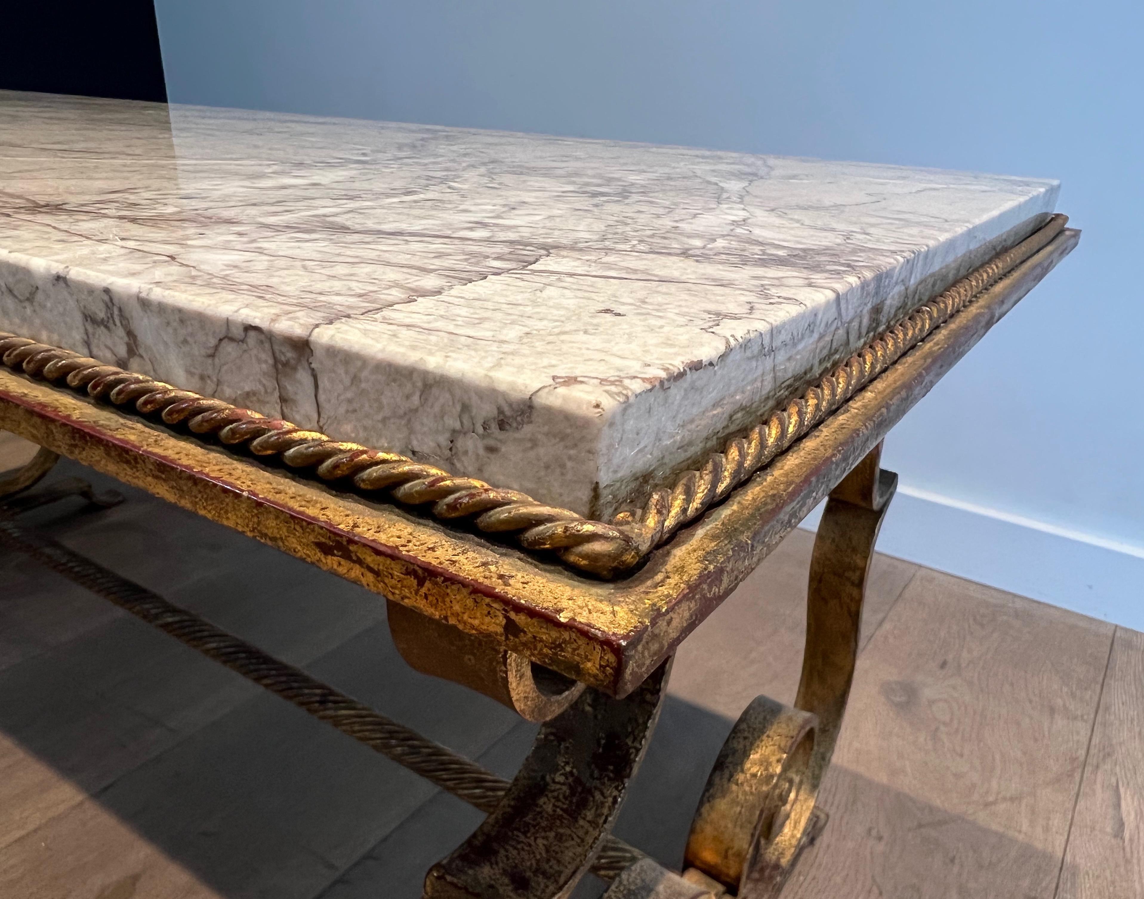 Table basse en fer forgé doré avec plateau en marbre en vente 10