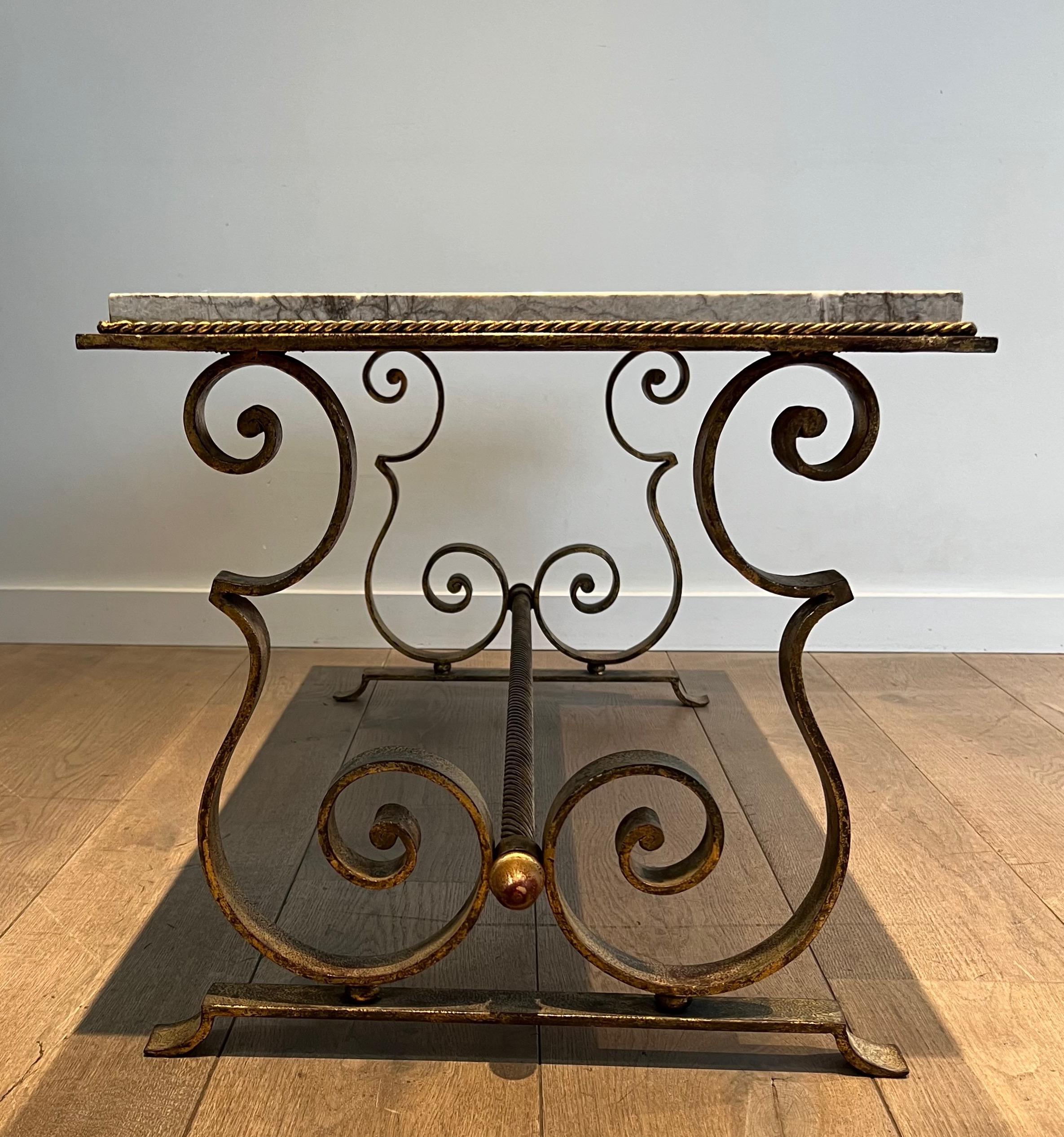 Mid-Century Modern Table basse en fer forgé doré avec plateau en marbre en vente