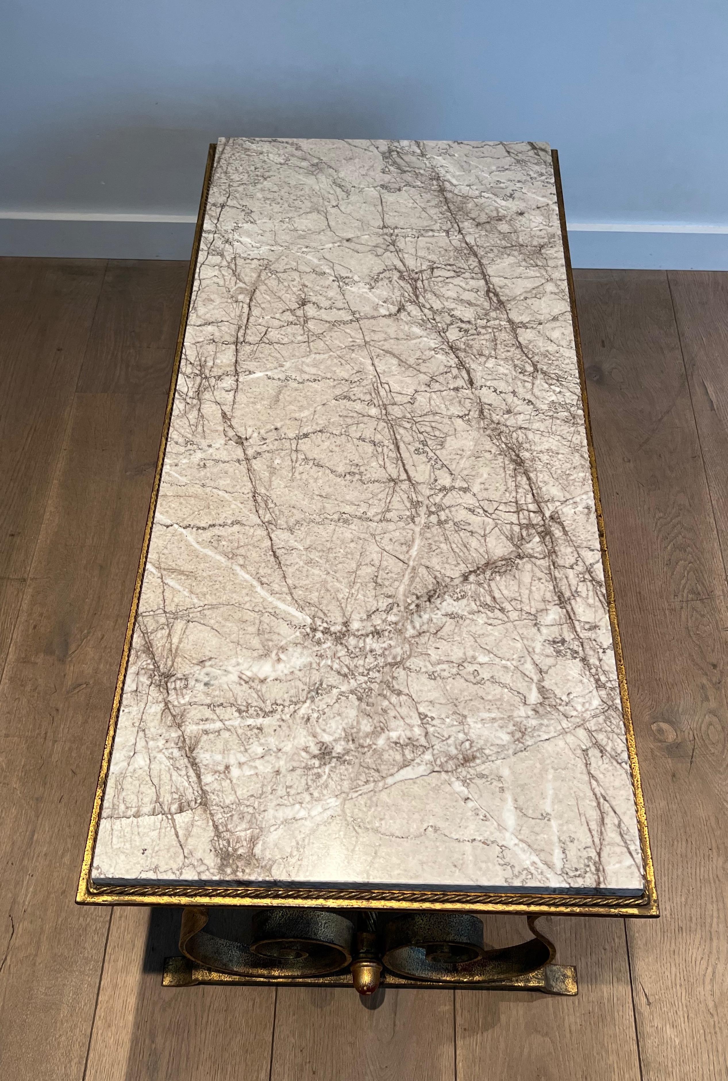 Doré Table basse en fer forgé doré avec plateau en marbre en vente