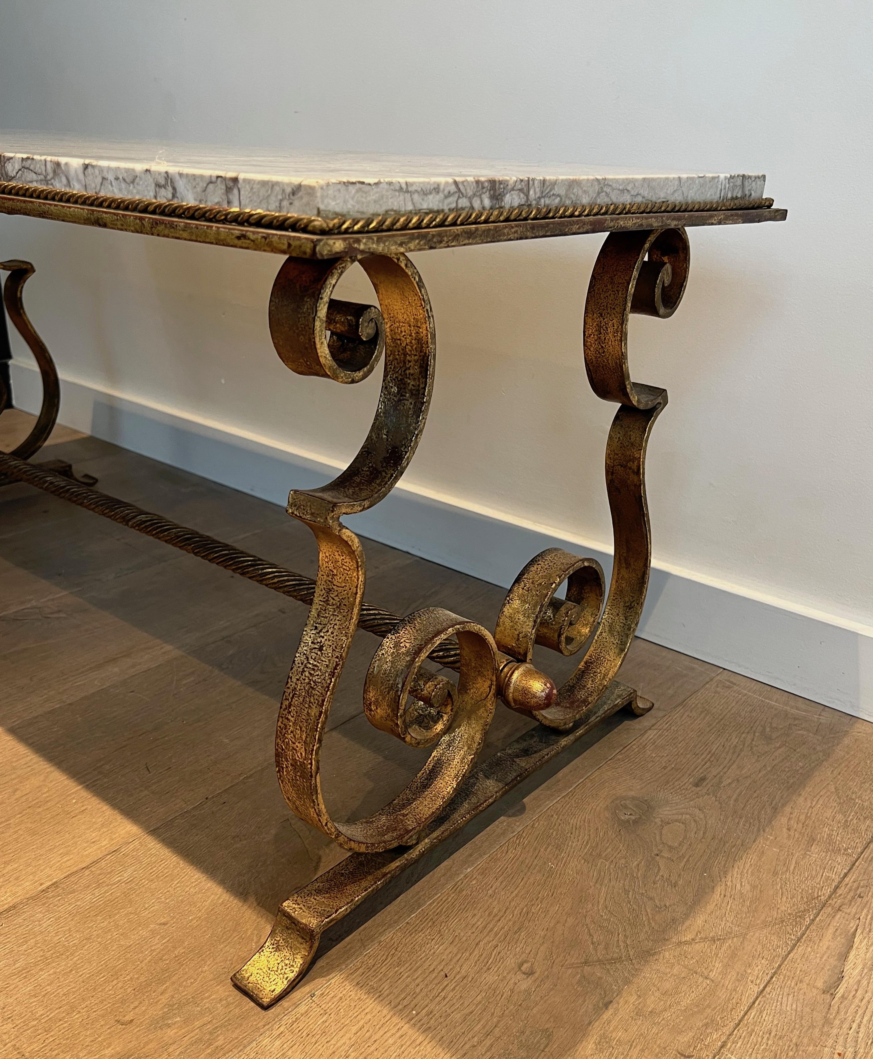Milieu du XXe siècle Table basse en fer forgé doré avec plateau en marbre en vente