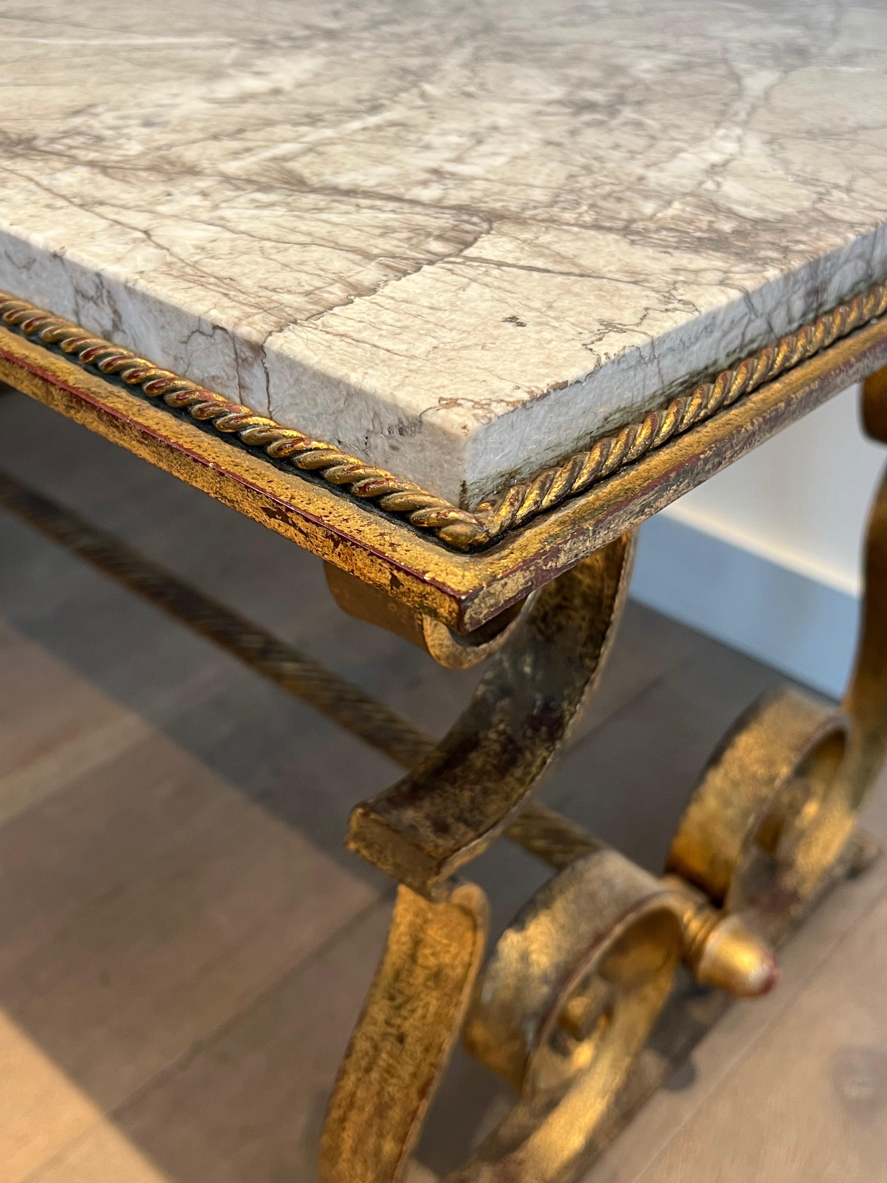 Fer forgé Table basse en fer forgé doré avec plateau en marbre en vente