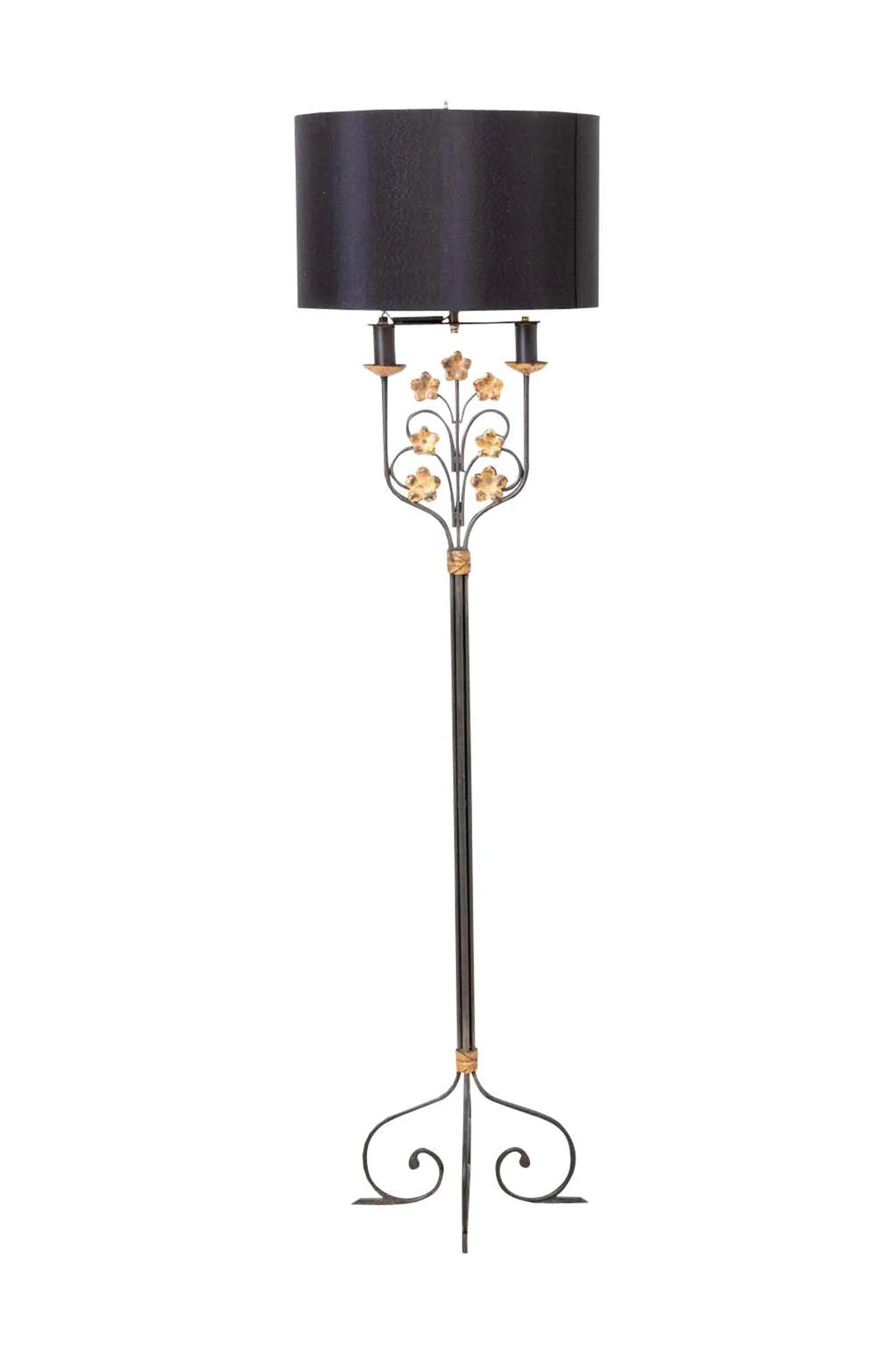 Lampada da terra in ferro battuto dorato in vendita 1
