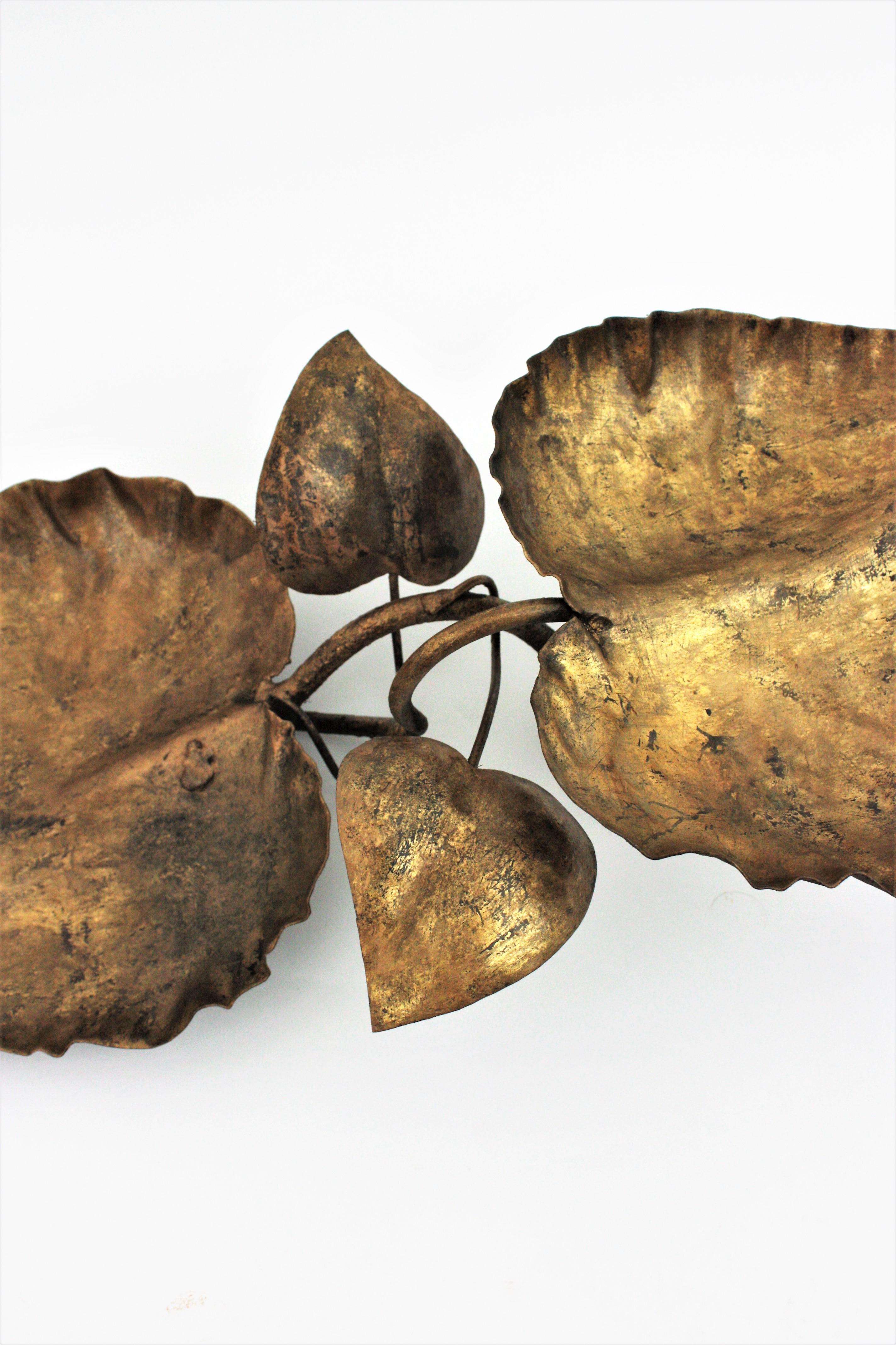 French Foliage Centerpiece in Gilt Wrought Iron, 1950s For Sale 1