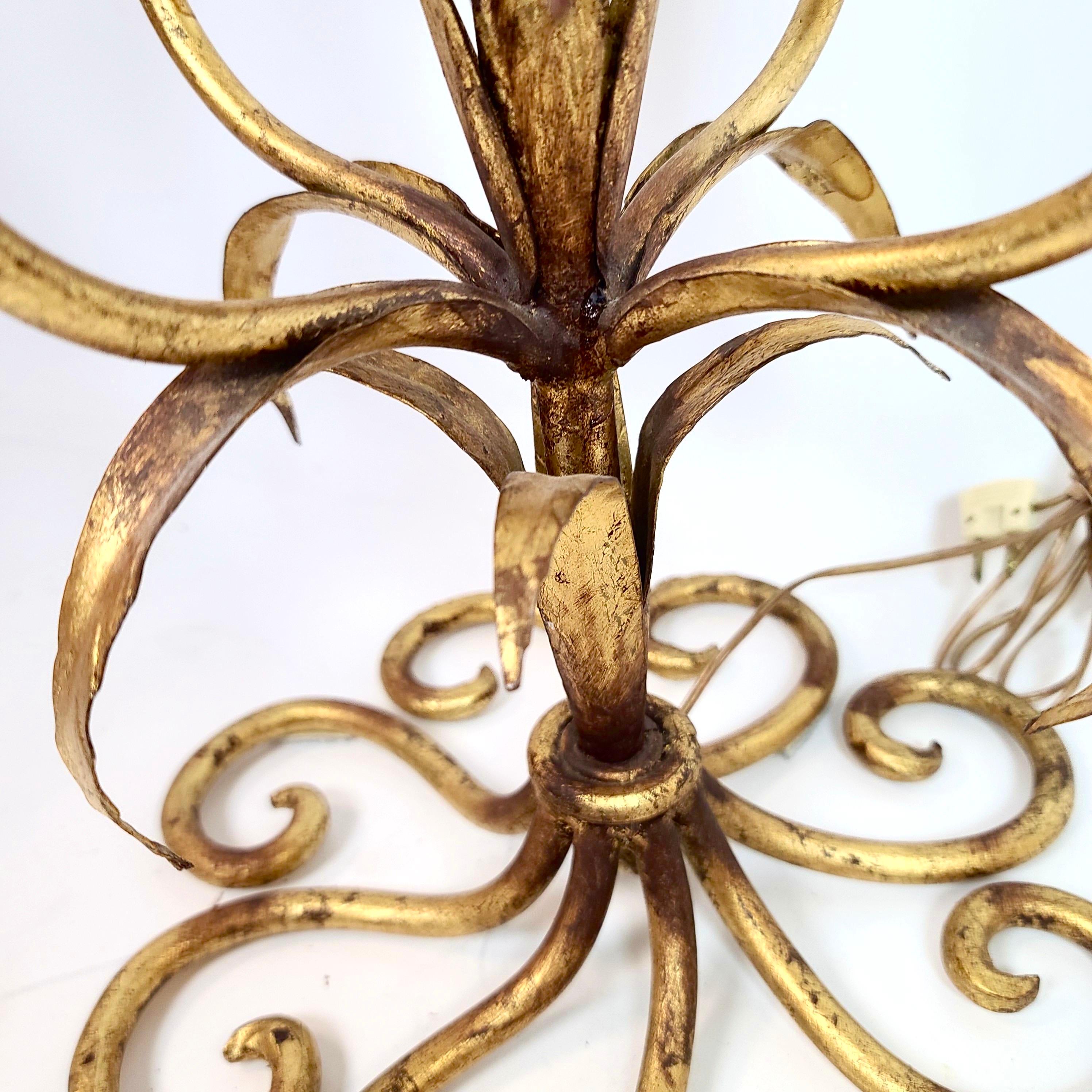 Vergoldeter Schmiedeeisen-Kronleuchter mit Blattwerk, Kögl vergoldet, Regency (20. Jahrhundert) im Angebot