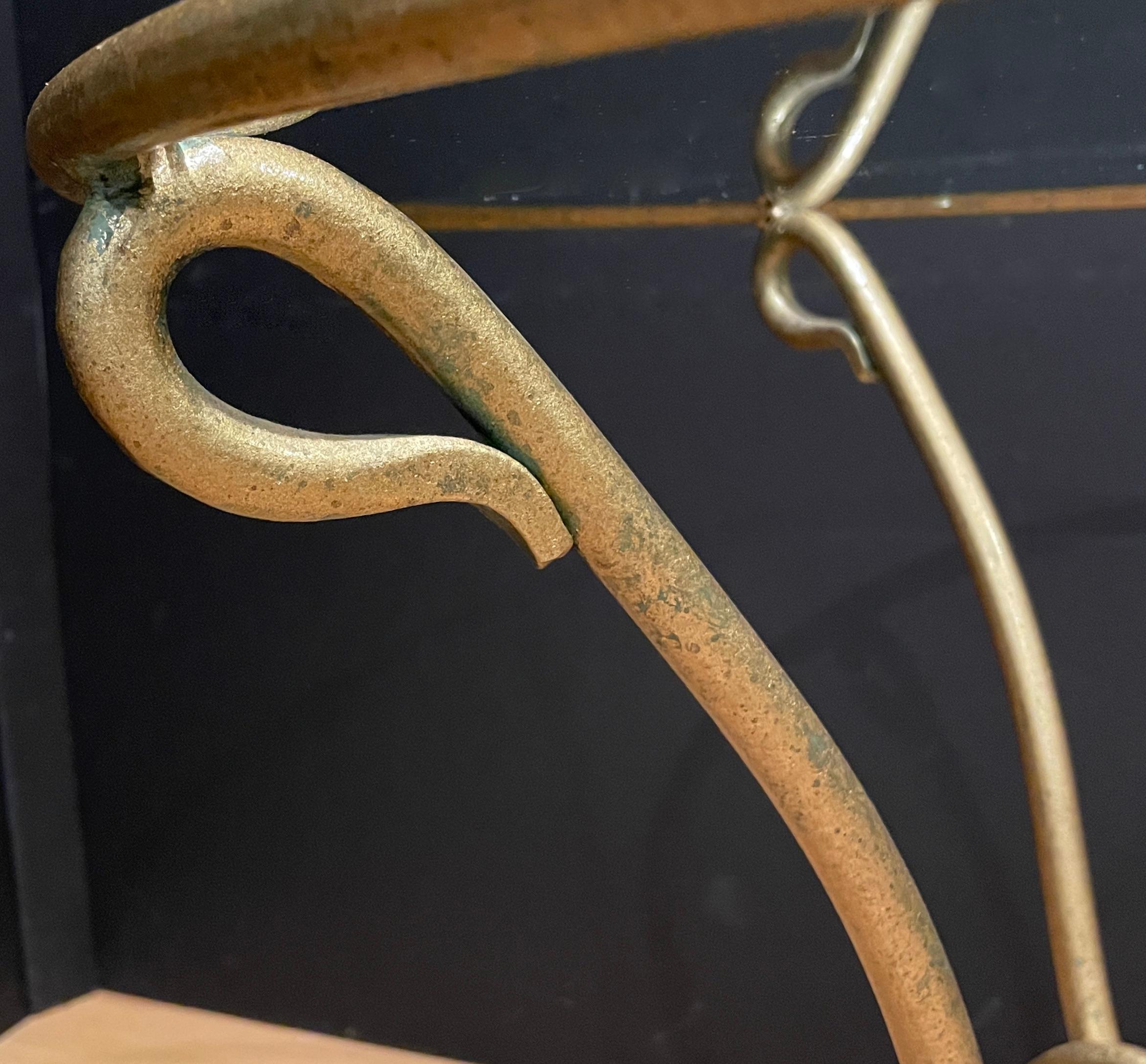 20ième siècle Gueridon en fer forgé doré avec plateau en verre en vente