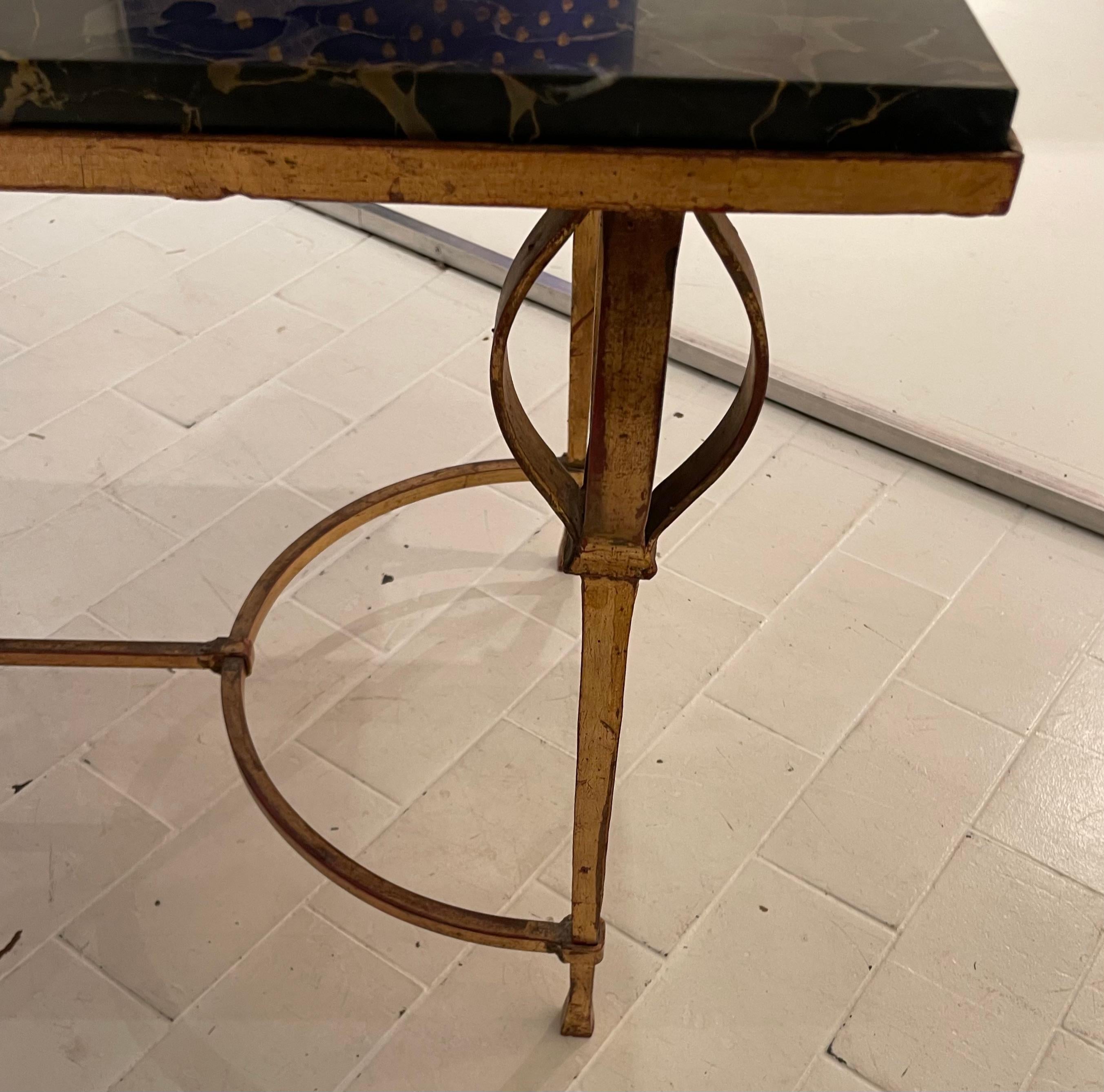 Eleganter rechteckiger Tisch aus Schmiedeeisen mit herrlichem Portor-Marmor
oben.
Blattvergoldet. Die Ecken sind mit einer stilisierten Lotosblume verziert.
Von Maison Ramsay, Frankreich 1950.
