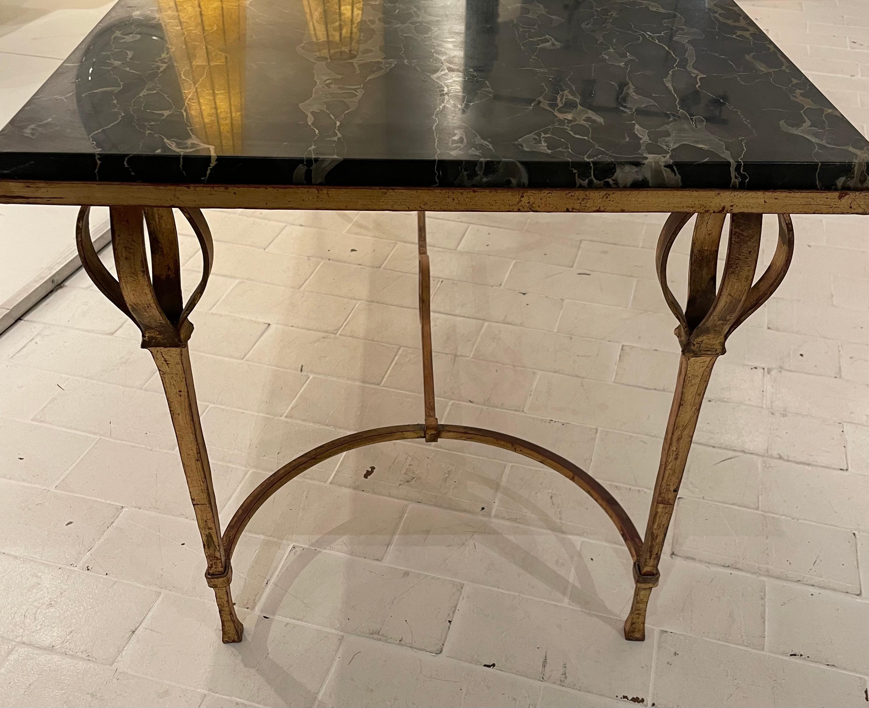 Niedriger Tisch aus vergoldetem Schmiedeeisen mit Portor-Marmorplatte von Maison Ramsay, Frankreich (Art déco) im Angebot