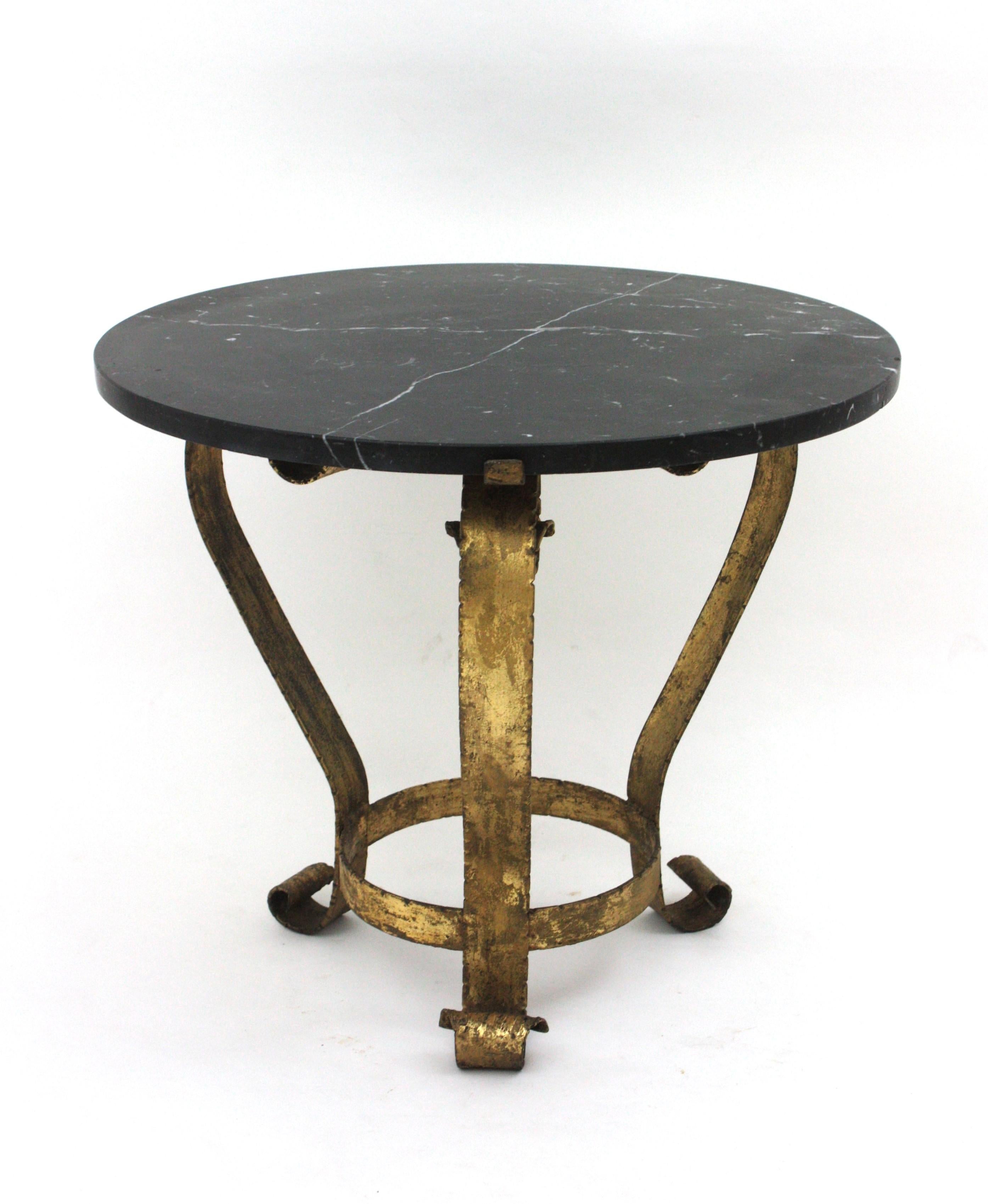 Table basse ronde en fer forgé doré avec plateau en marbre noir en vente 2