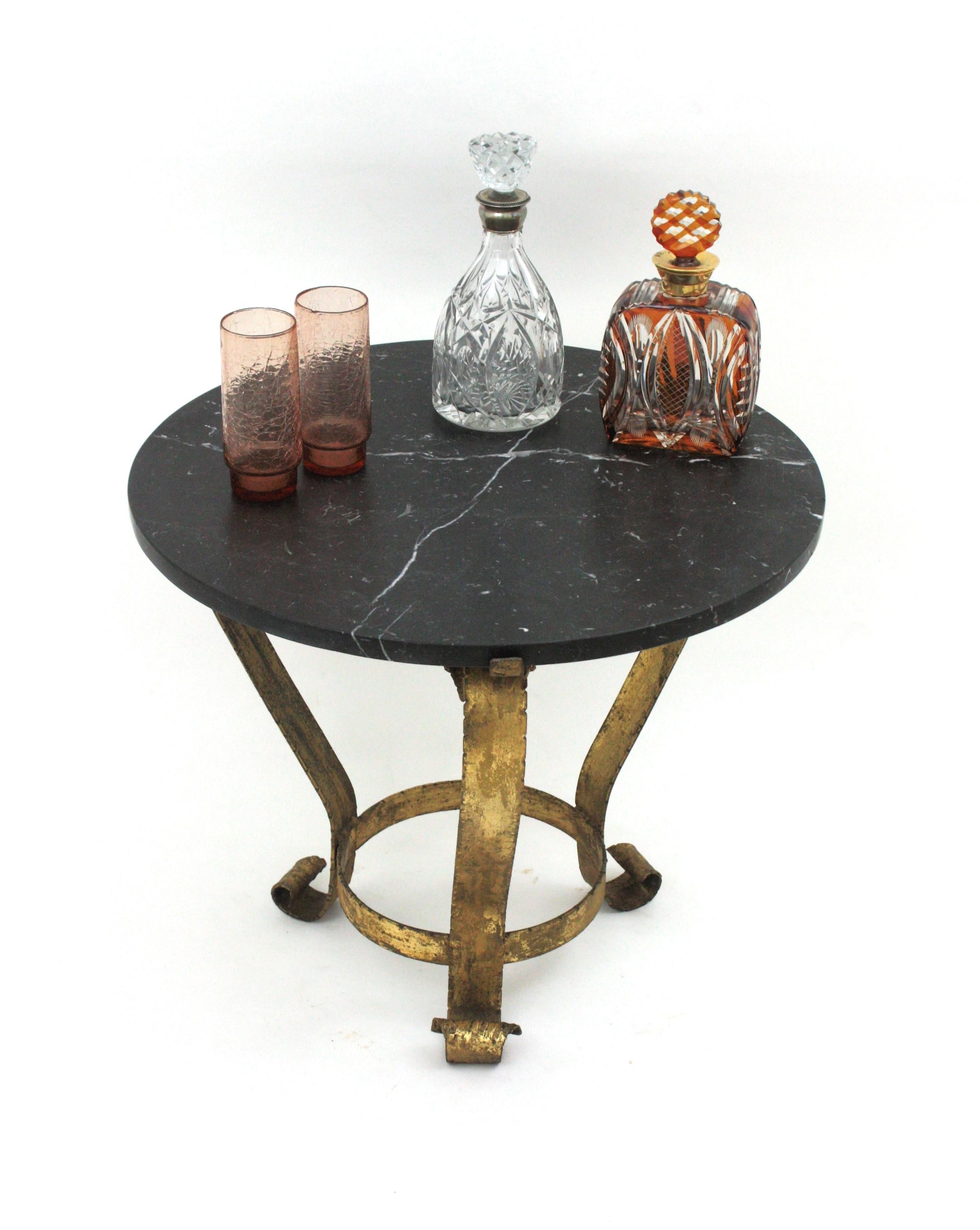 Table basse ronde en fer forgé doré avec plateau en marbre noir en vente 3