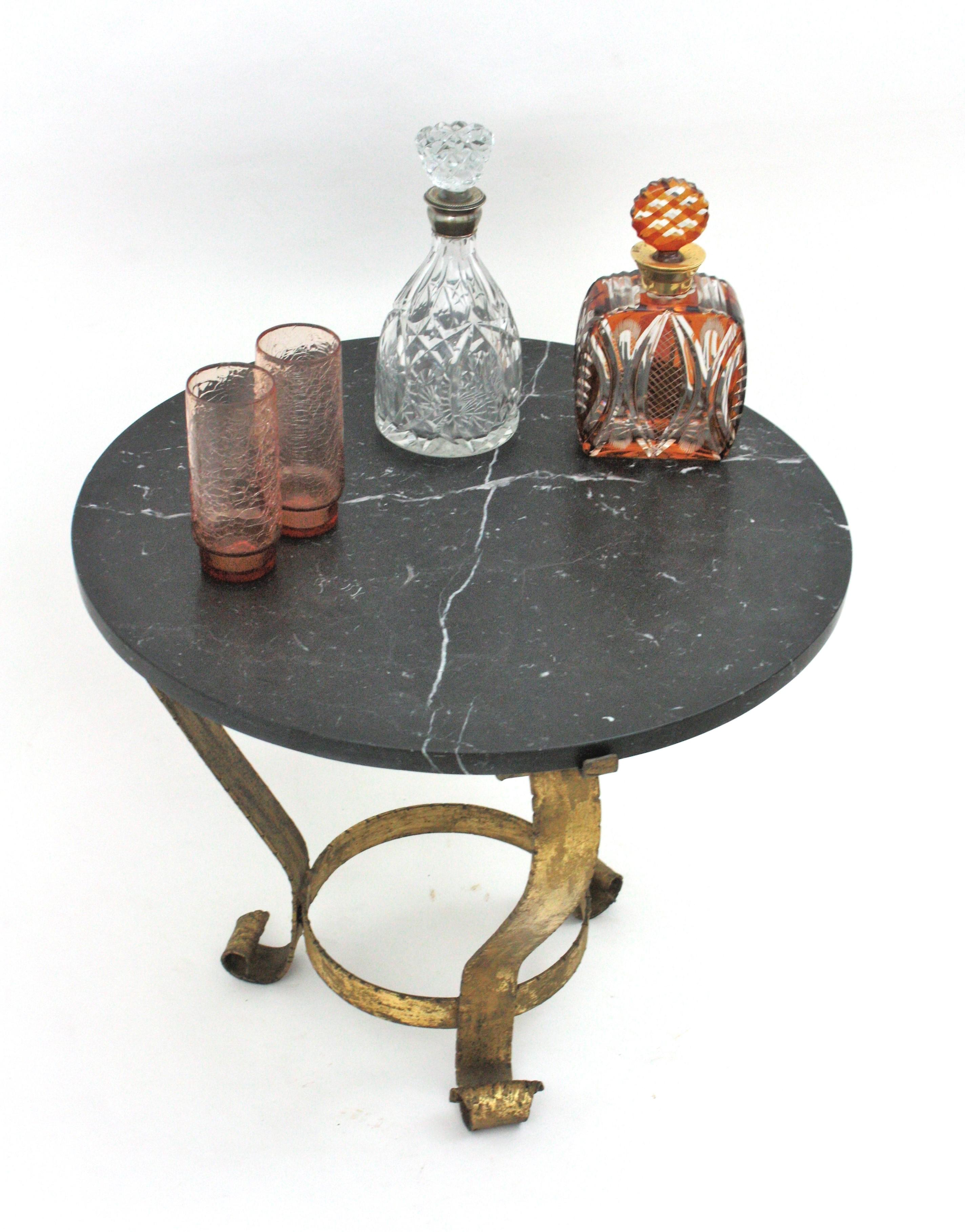 Table basse ronde en fer forgé doré avec plateau en marbre noir en vente 4