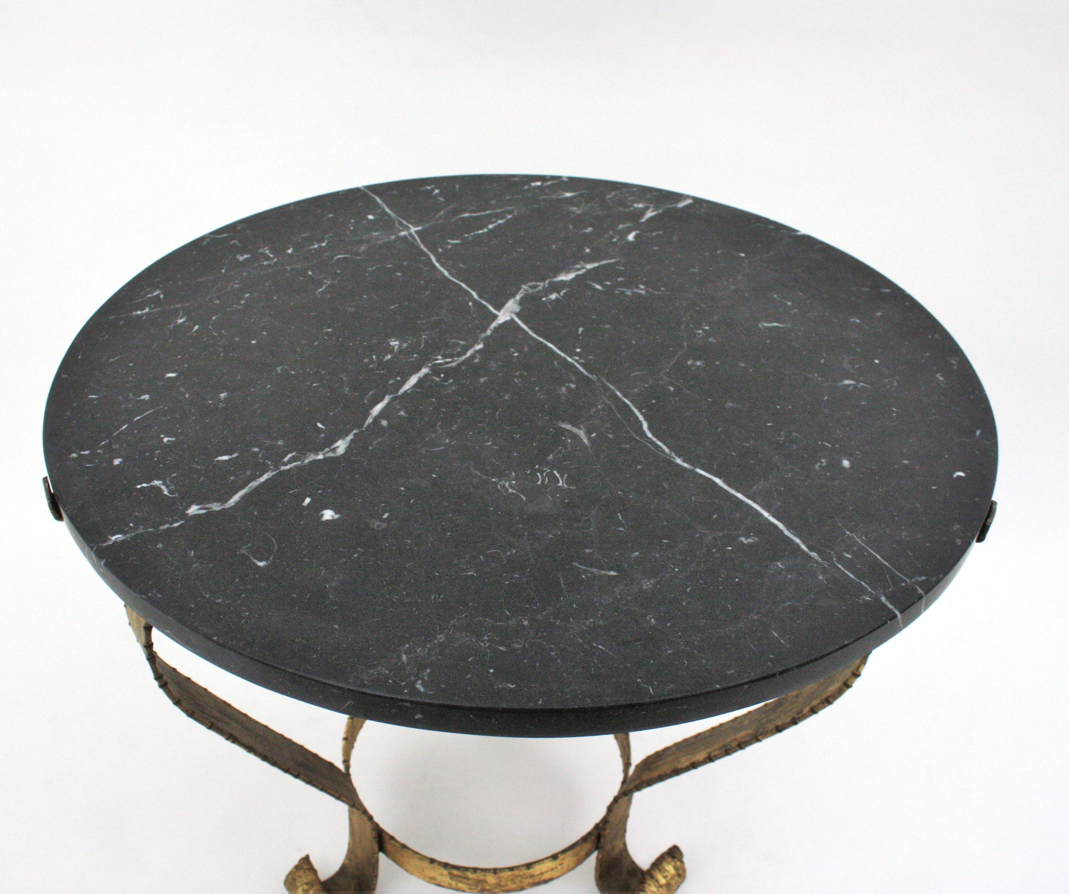 Table basse ronde en fer forgé doré avec plateau en marbre noir en vente 5