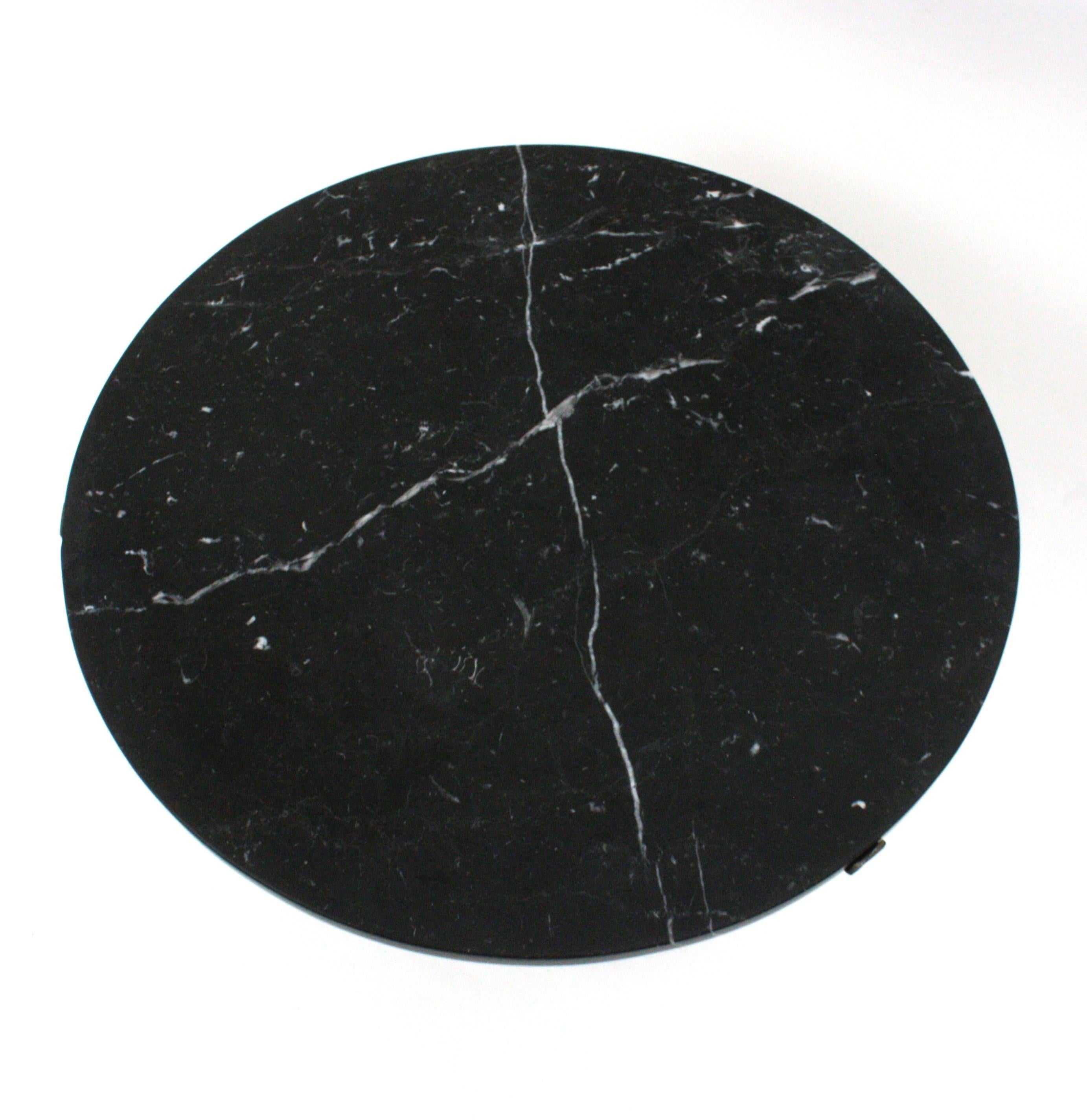 Table basse ronde en fer forgé doré avec plateau en marbre noir en vente 6