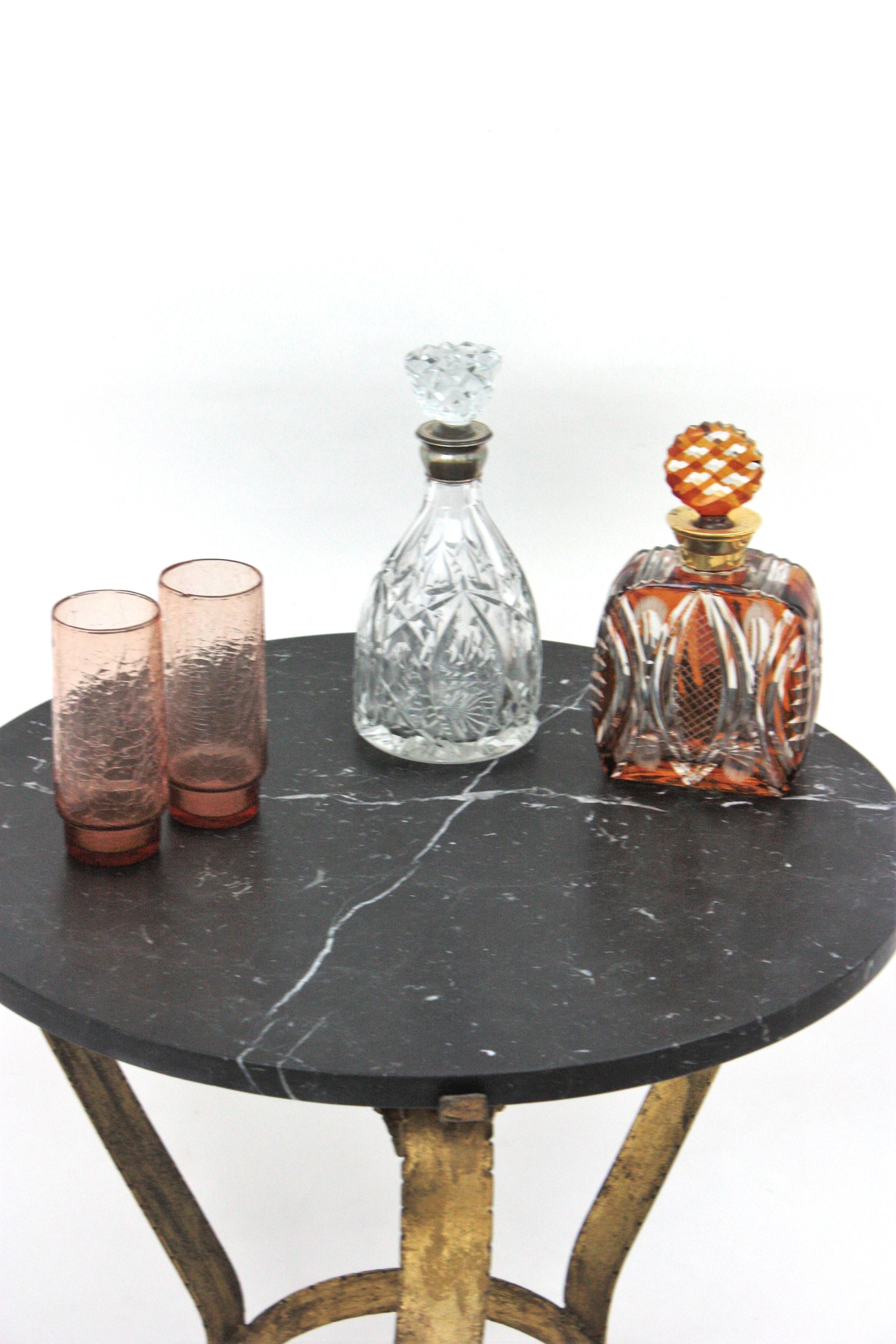 Table basse ronde en fer forgé doré avec plateau en marbre noir en vente 9