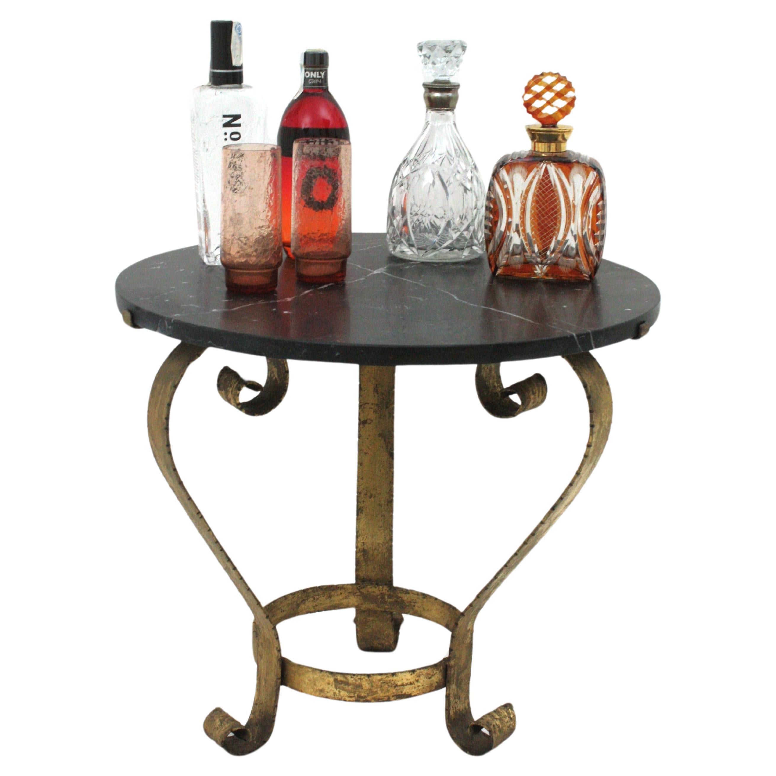 Table basse en fer forgé avec plateau en marbre noir et blanc de style Mid-Century Modern. Espagne, années 1950.
____________________________________________________________
Cette table d'appoint présente un magnifique plateau en marbre noir veiné