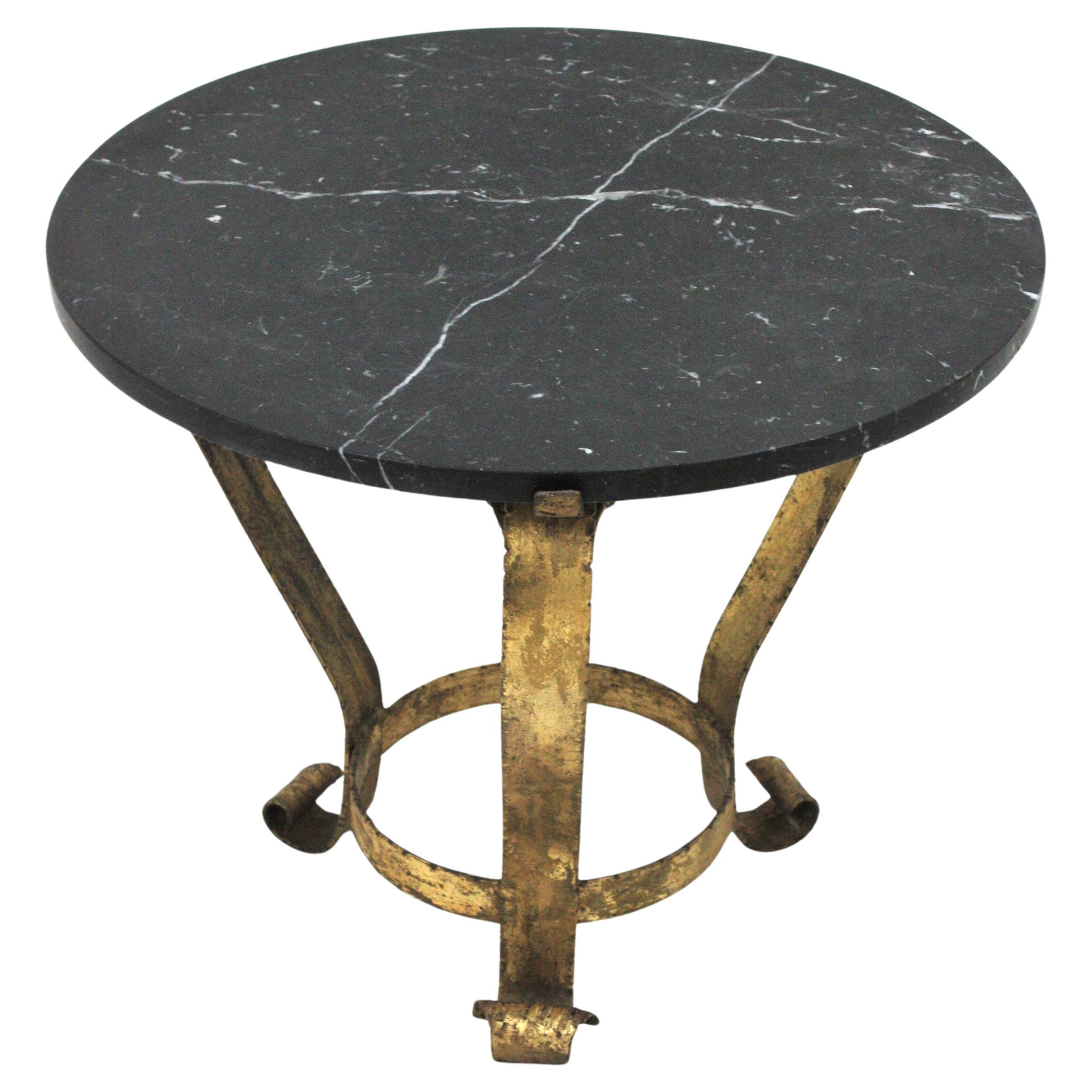 Mid-Century Modern Table basse ronde en fer forgé doré avec plateau en marbre noir en vente