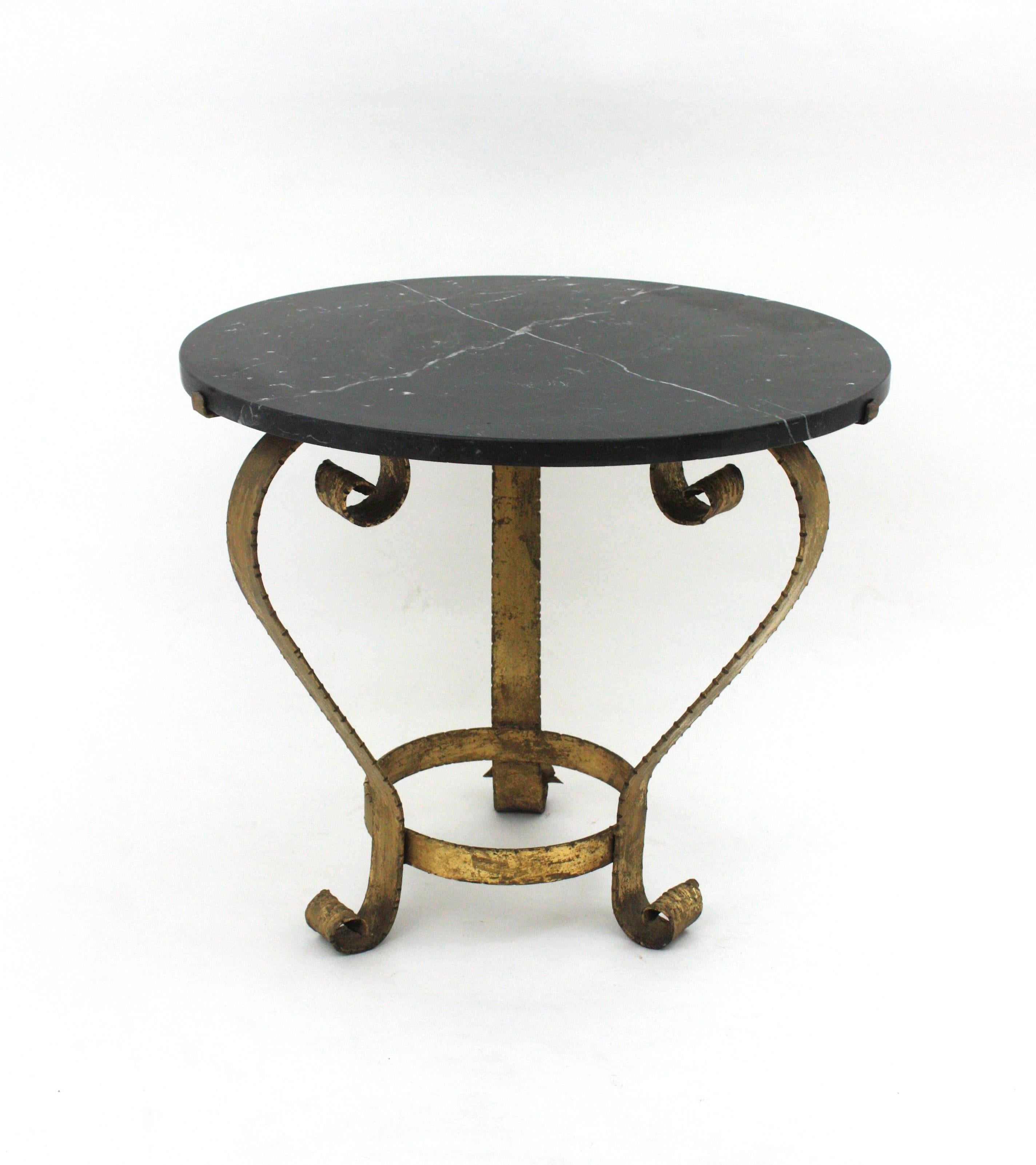 Forgé Table basse ronde en fer forgé doré avec plateau en marbre noir en vente