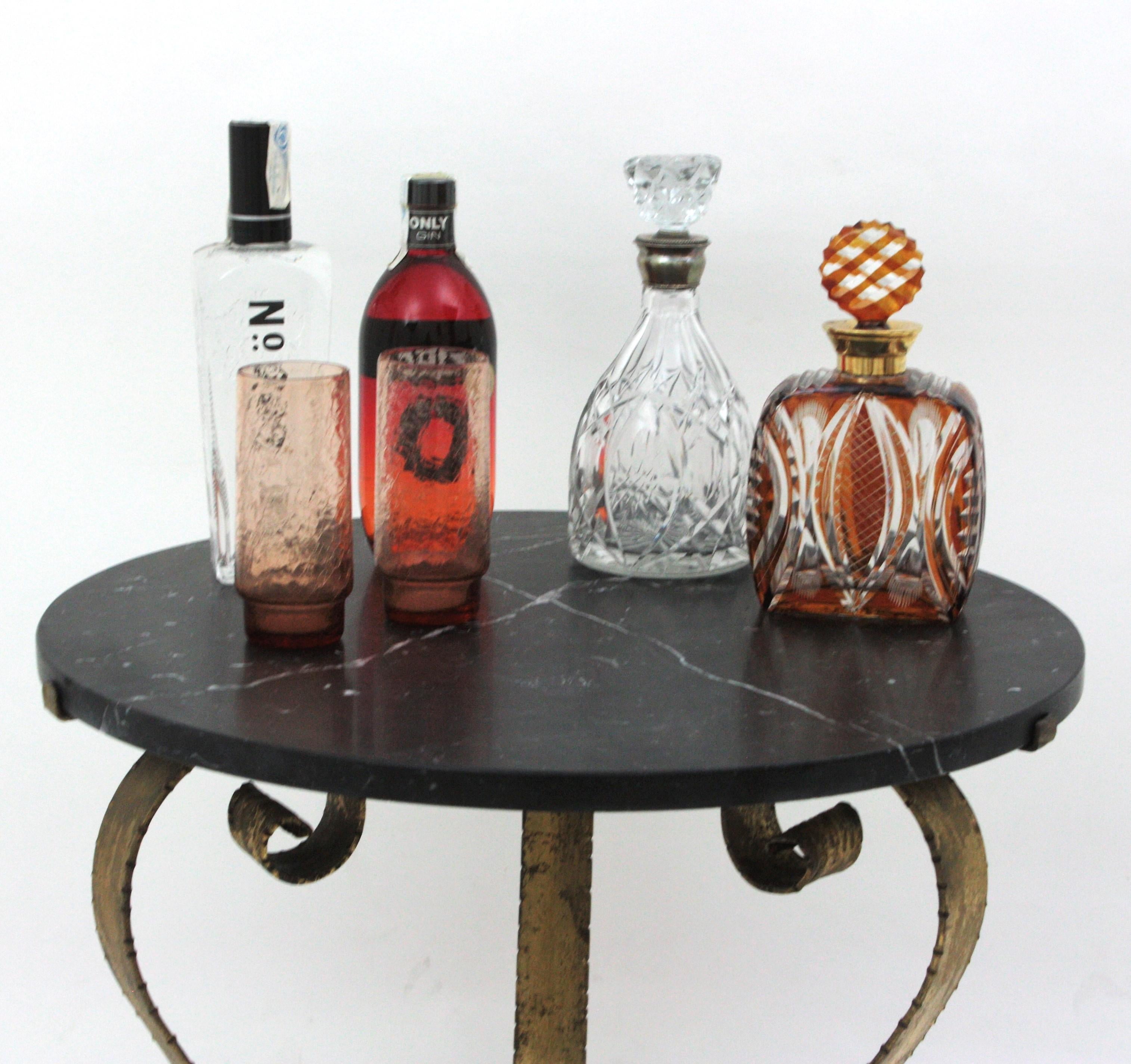 Table basse ronde en fer forgé doré avec plateau en marbre noir Bon état - En vente à Barcelona, ES