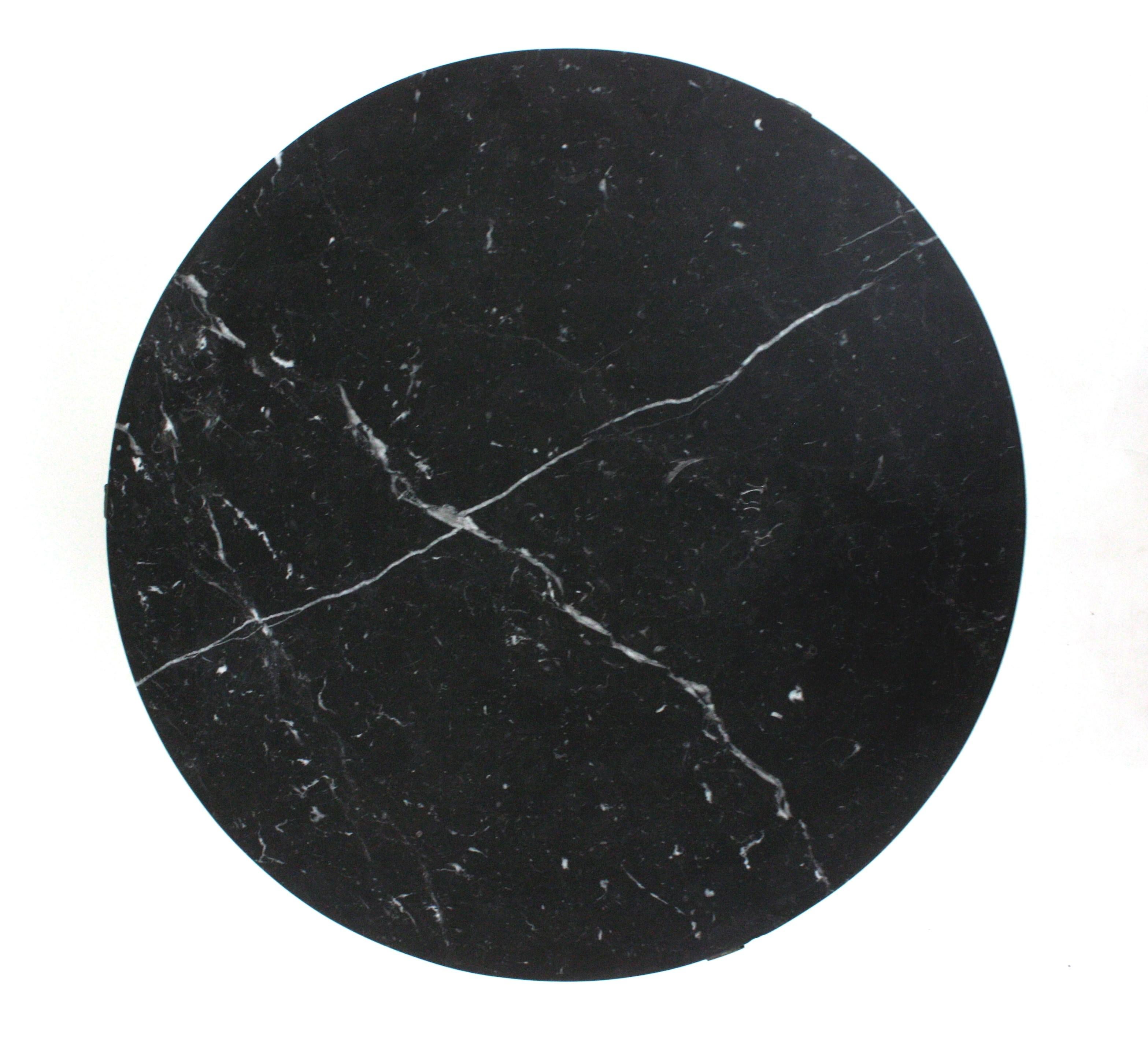 20ième siècle Table basse ronde en fer forgé doré avec plateau en marbre noir en vente
