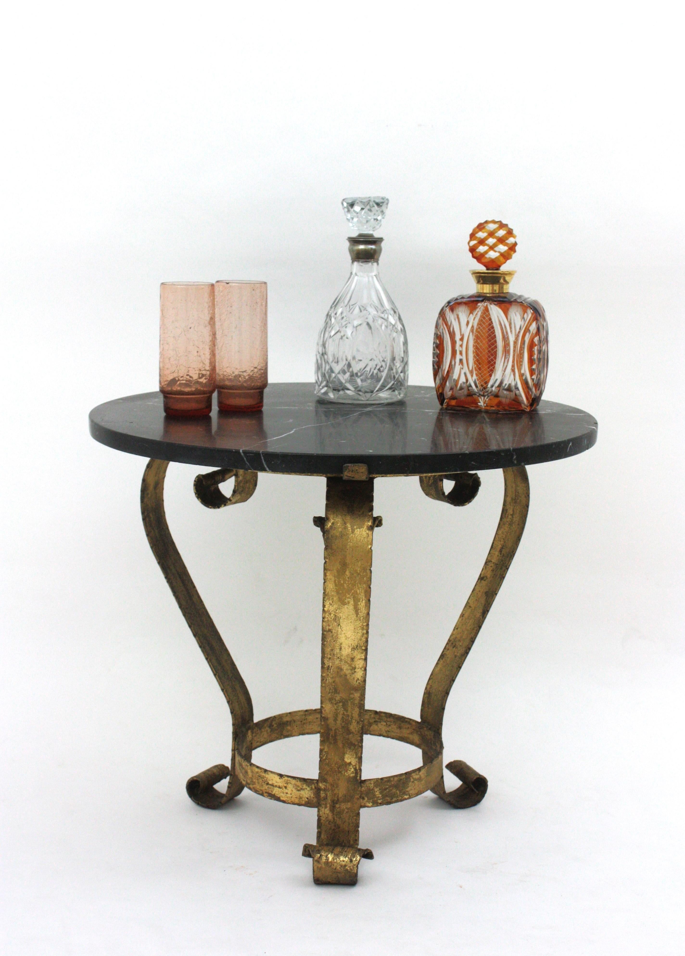 Fer Table basse ronde en fer forgé doré avec plateau en marbre noir en vente