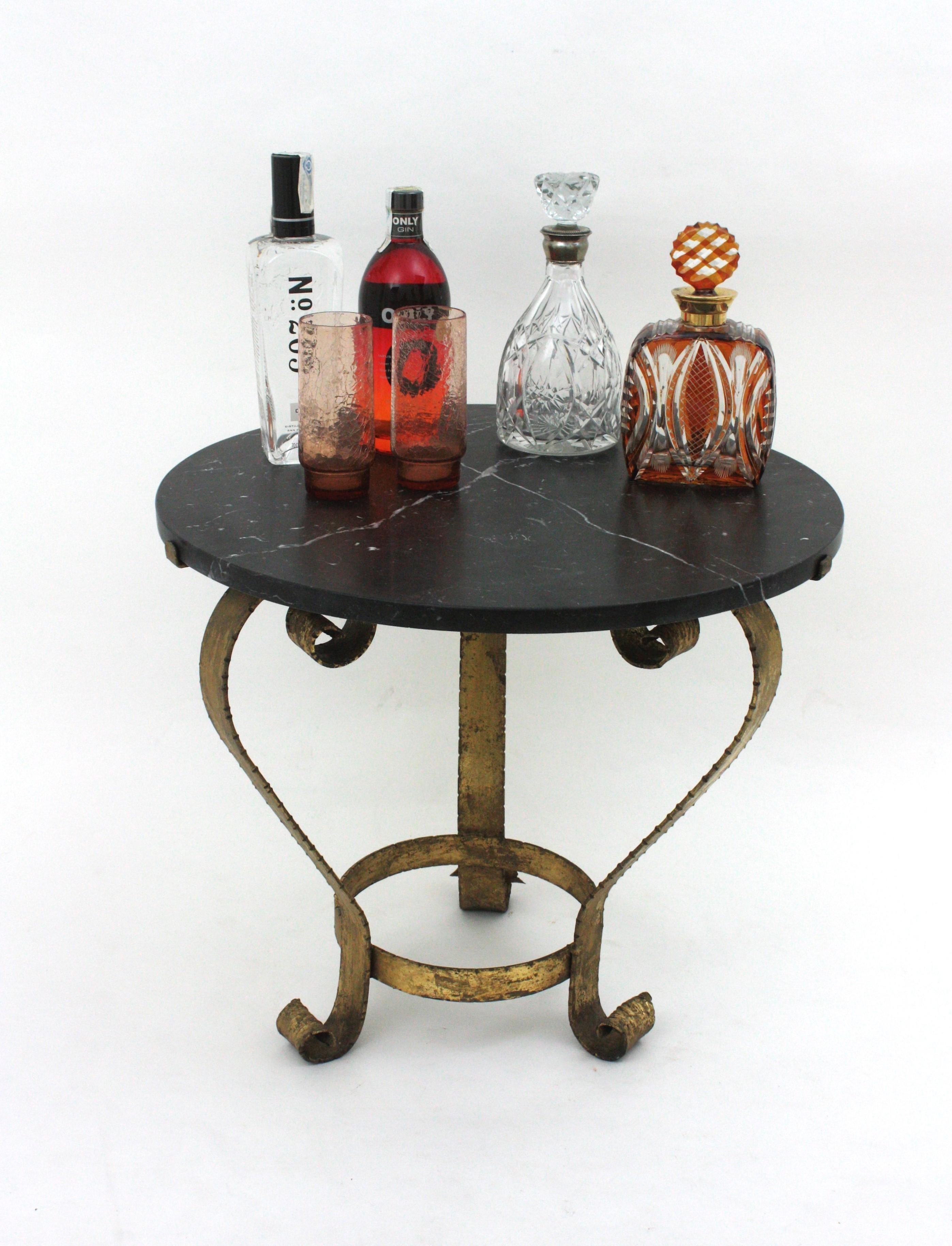 Table basse ronde en fer forgé doré avec plateau en marbre noir en vente 1