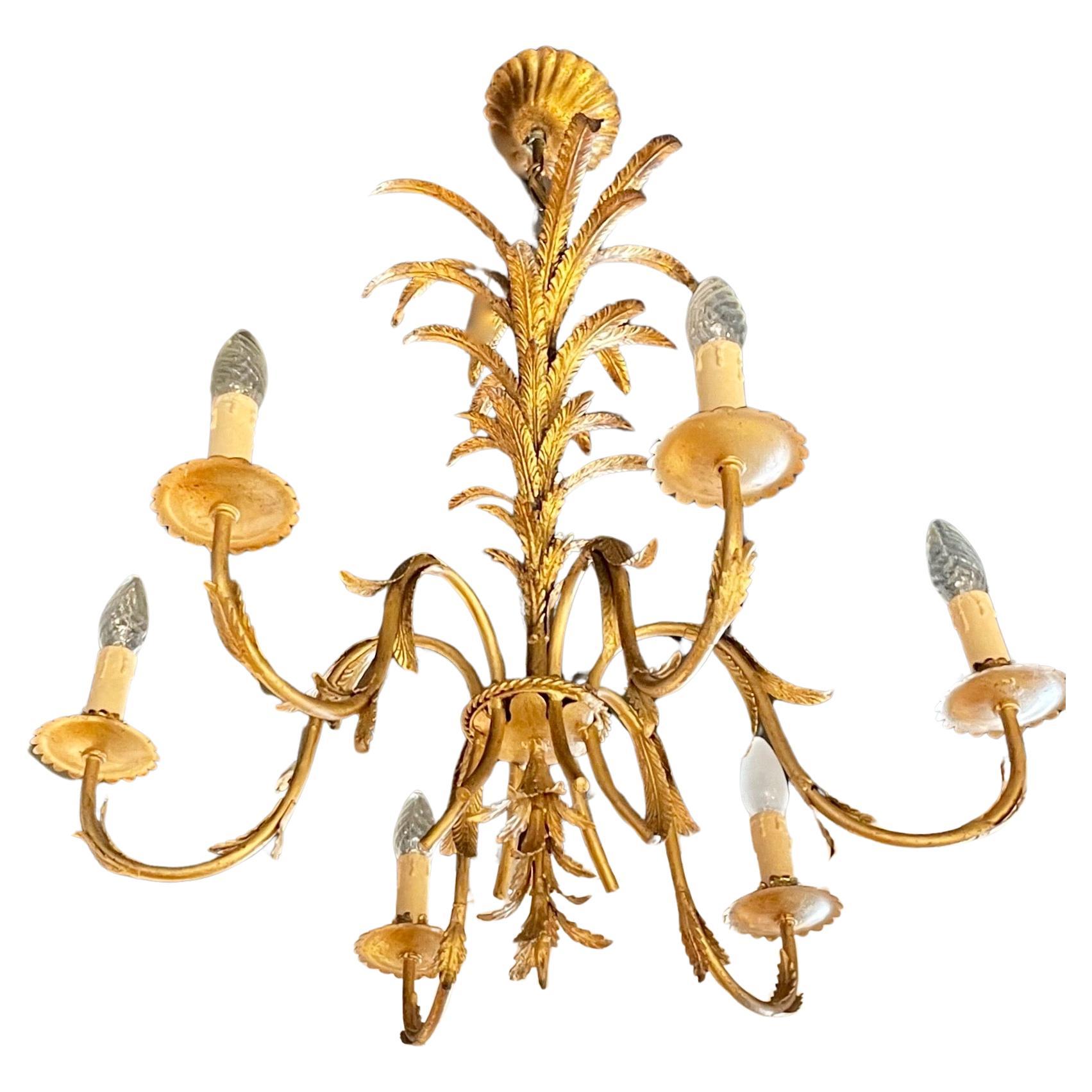 Elegante lampadario in ferro battuto dorato con Fope, foglie e rami d'albero.
Sei luci
Probabilmente italiano o francese, 1950 circa.