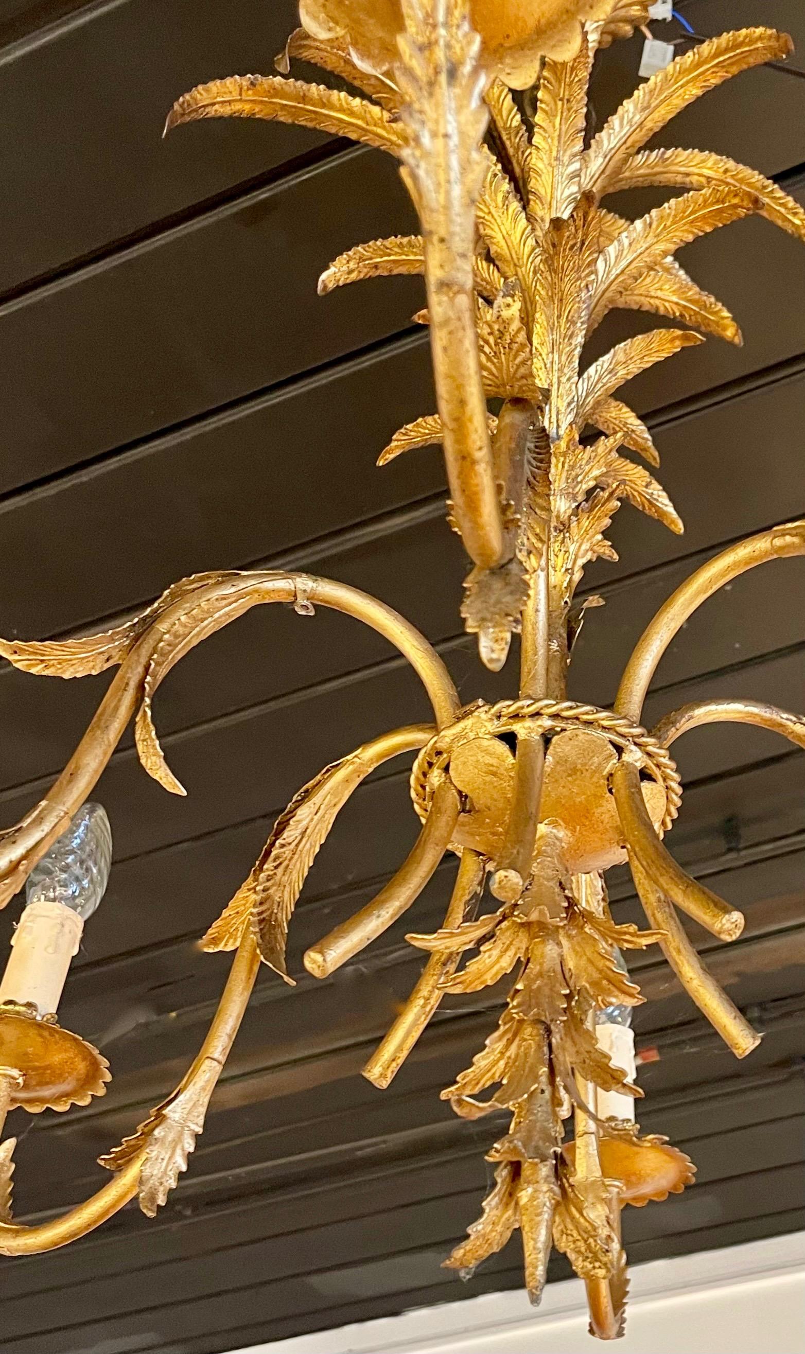 Dorato Ferro battuto dorato a sei luci  Lampadario esotico, Italia 1950. in vendita