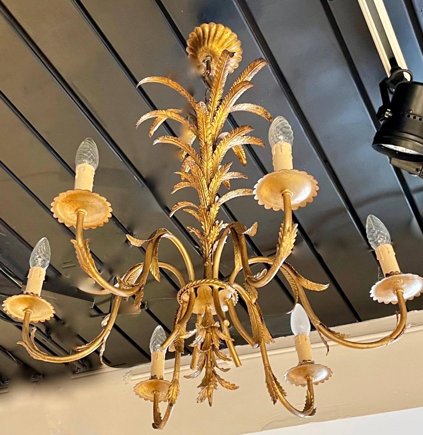 Ferro battuto dorato a sei luci  Lampadario esotico, Italia 1950. In condizioni buone in vendita a Brussels, BE