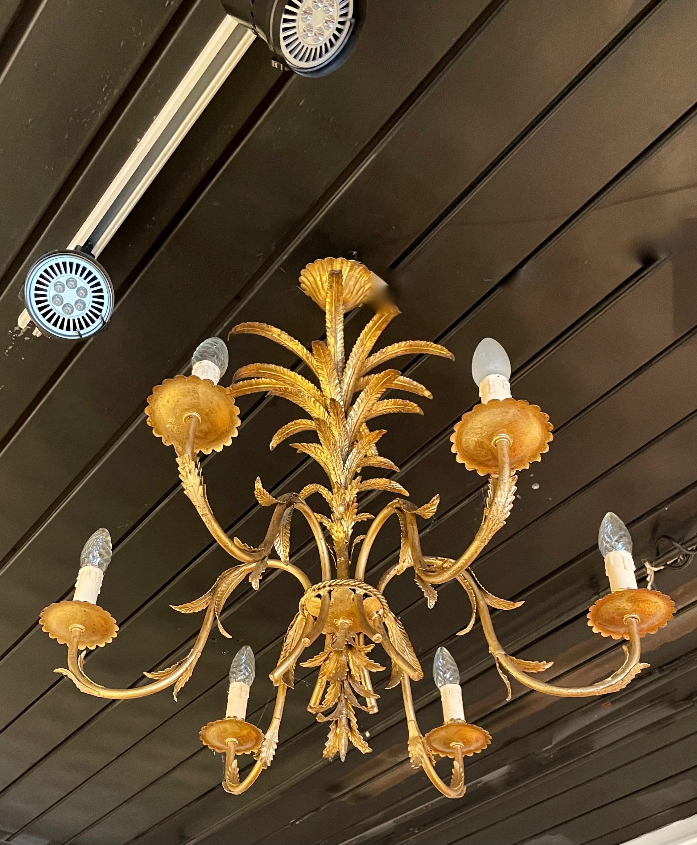 Inizio XVII secolo Ferro battuto dorato a sei luci  Lampadario esotico, Italia 1950. in vendita