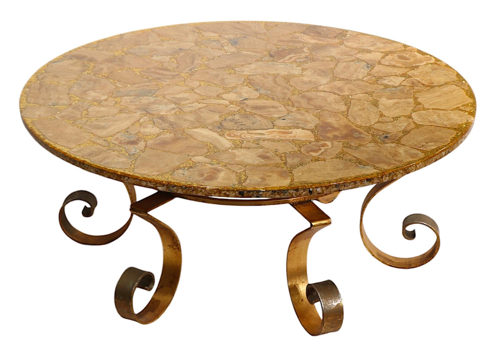 20ième siècle Table basse en fer forgé doré, onyx et résine écaillée dorée, d'Enzo Missoni en vente