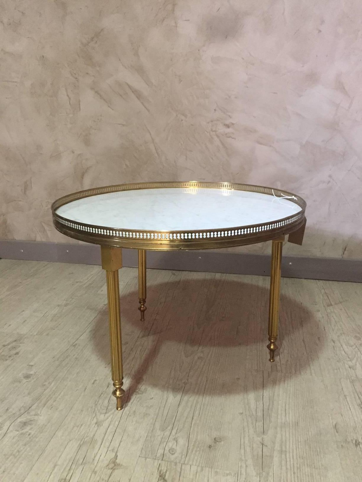 Very nice round coffee table in gilded brass and white marble, 1950s.
Three feet.