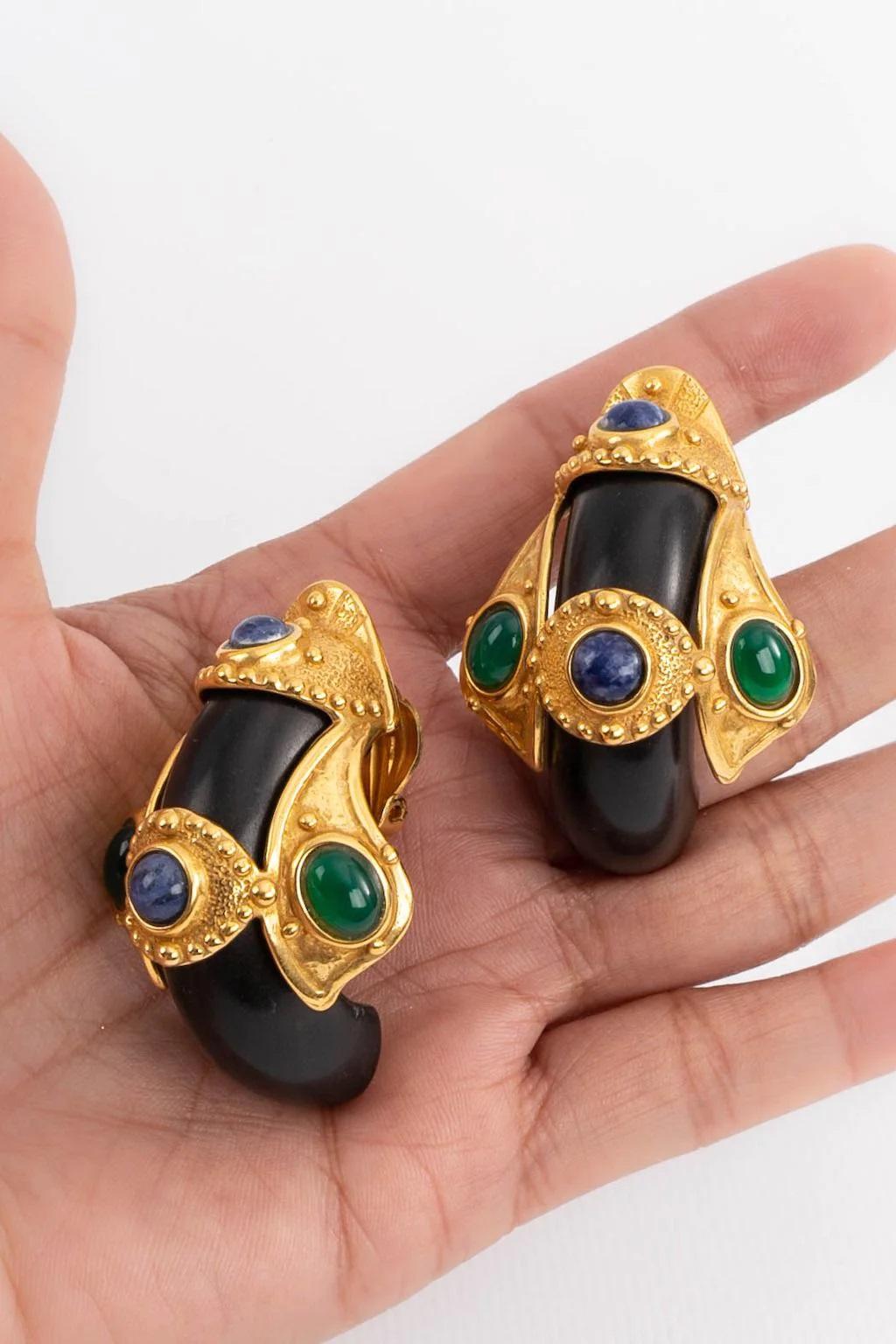 Gilted Metal Clip-on Earrings with Wood, Adorned with Green, Blue Cabochons In Good Condition For Sale In SAINT-OUEN-SUR-SEINE, FR