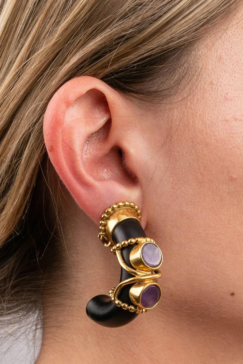 Gilted metal clip-on earrings with wood and cabochons in a amethyst color.

Additional information:
Dimensions: 5 cm (1.97