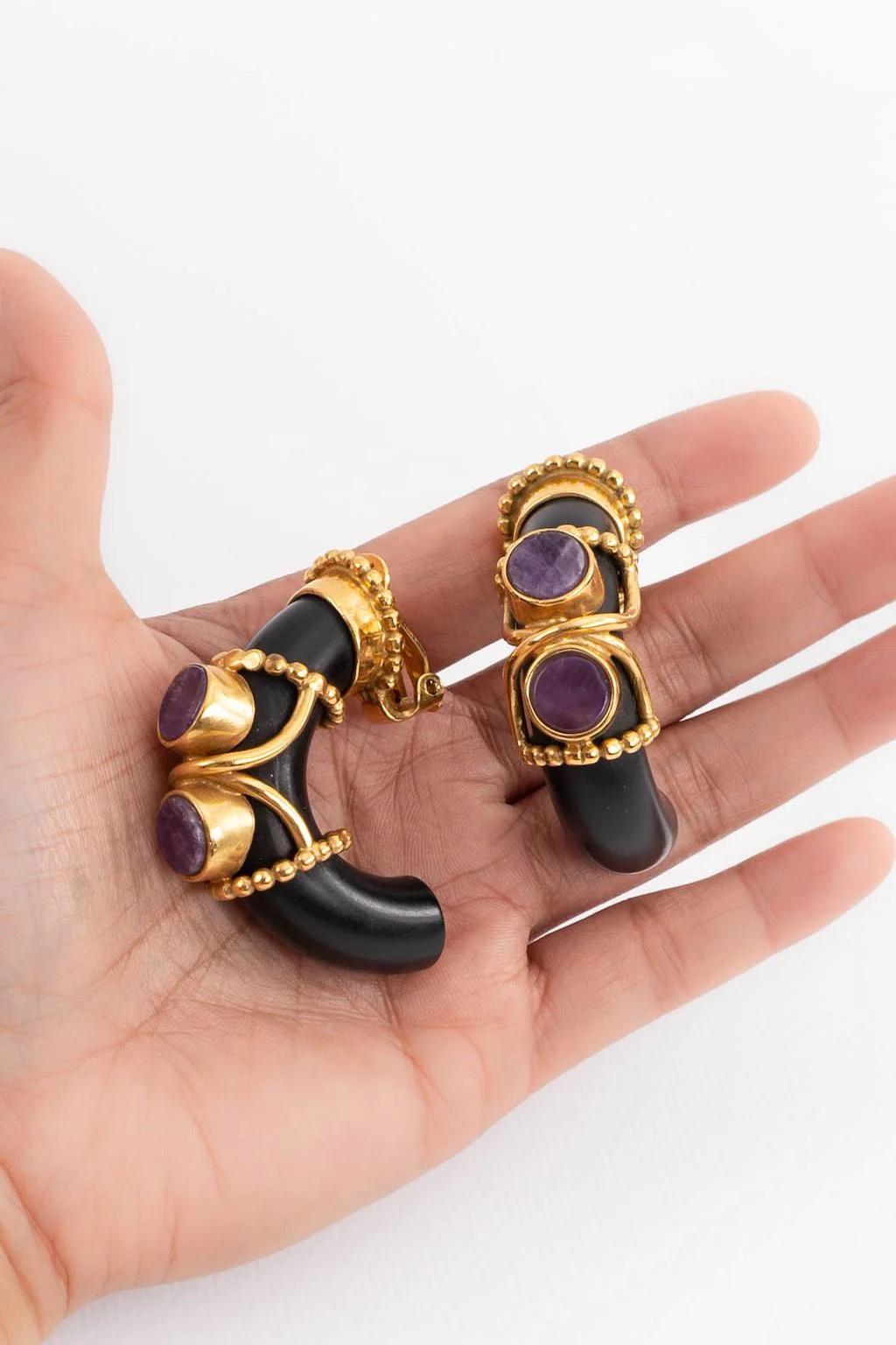 Gilted Metal Clip-on Earrings with Wood and Cabochons in Amethyst Color For Sale 1