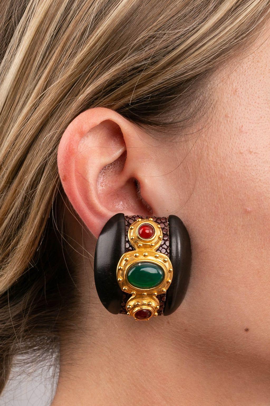Gilted metal clip-on earrings with wood and coloured cabochons. Engraved signature at the back.

Additional information:
Dimensions: 3.5 cm x 4 cm (1.38