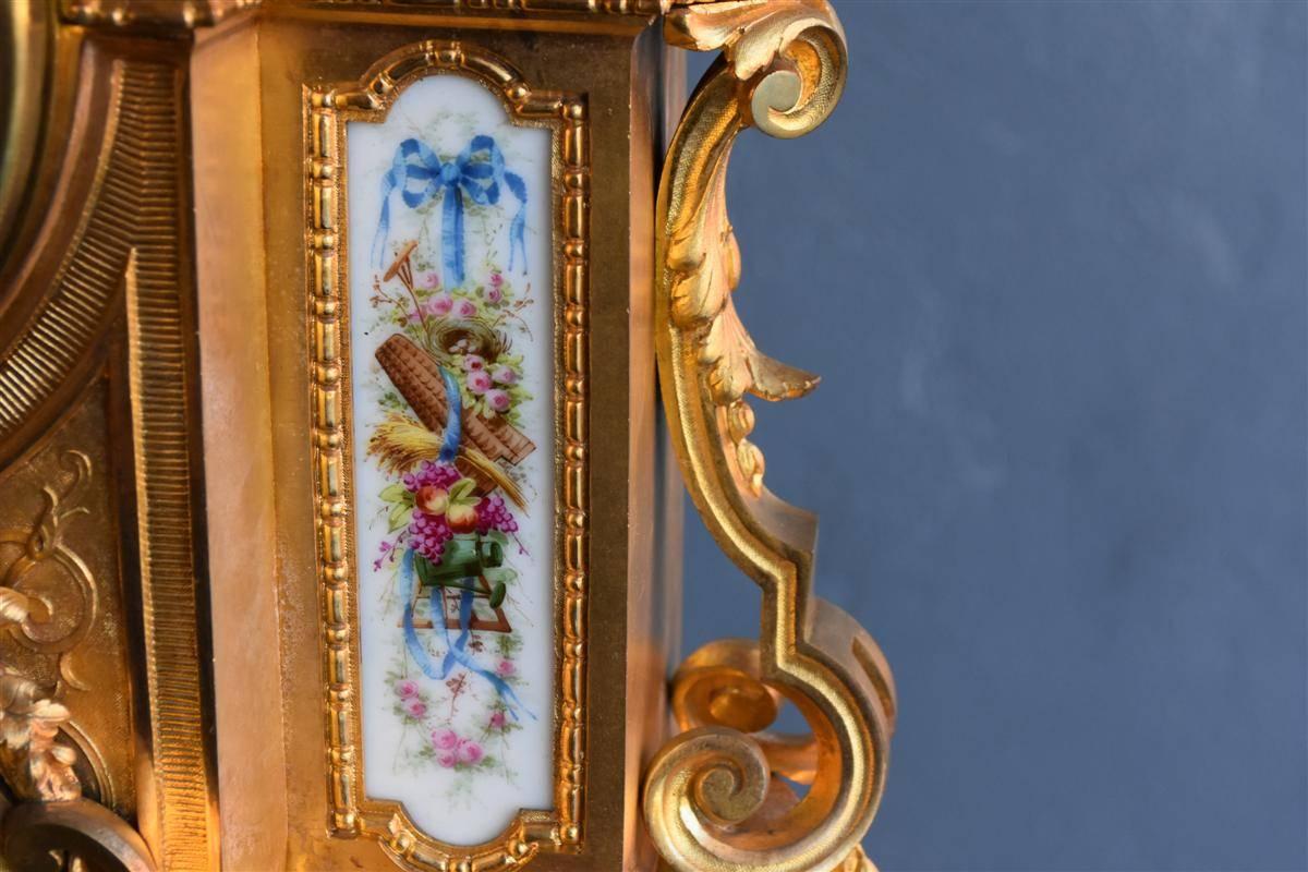 Gilded Mantel Clock from Napoleon III Time In Excellent Condition For Sale In Marseille, FR