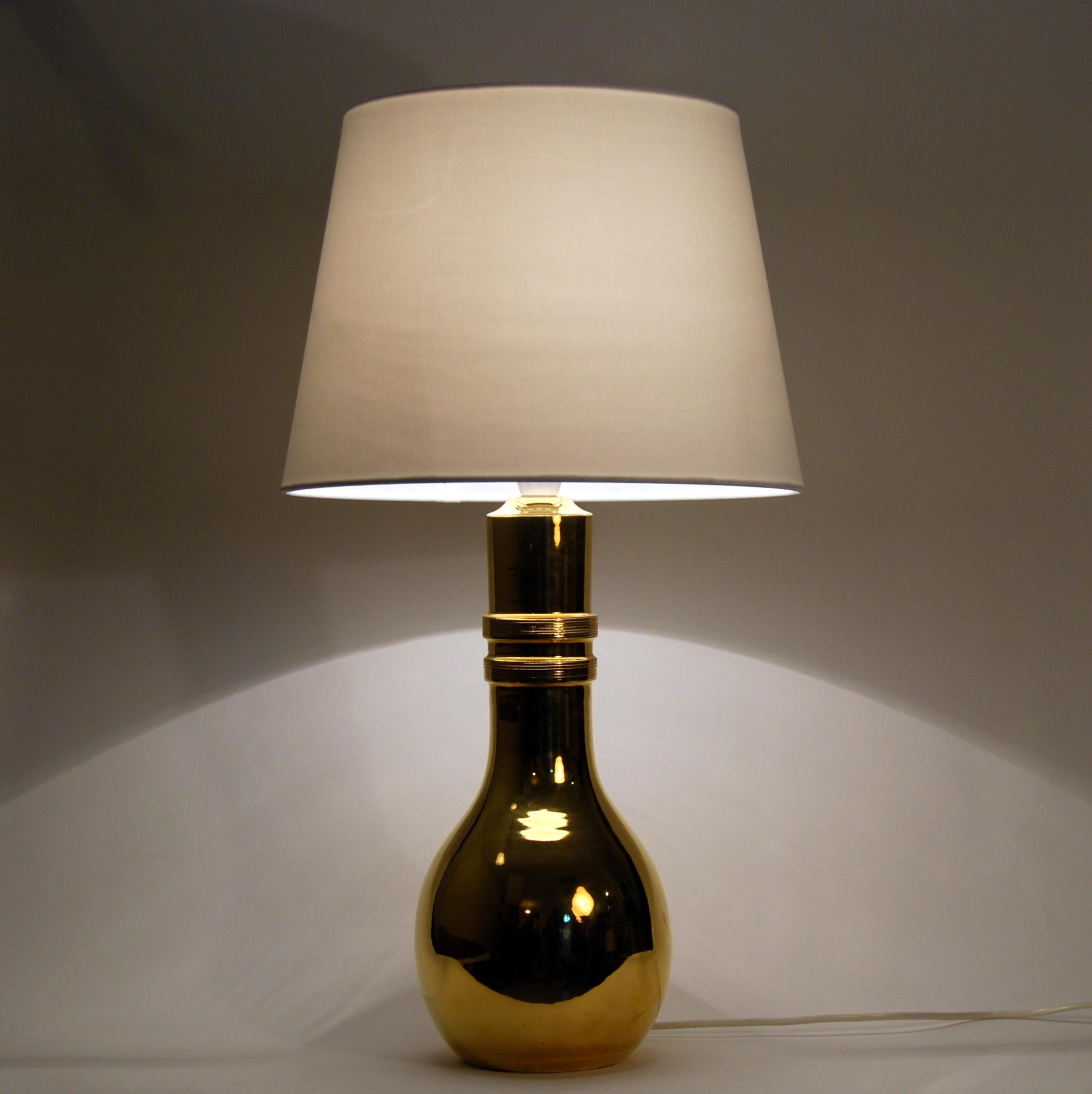 Gilt ceramic table lamp manufactured by Bitossi Italy and imported to Sweden by Miranda AB in the early 1970s. Please note: We are selling this table lamp without the shade.


 