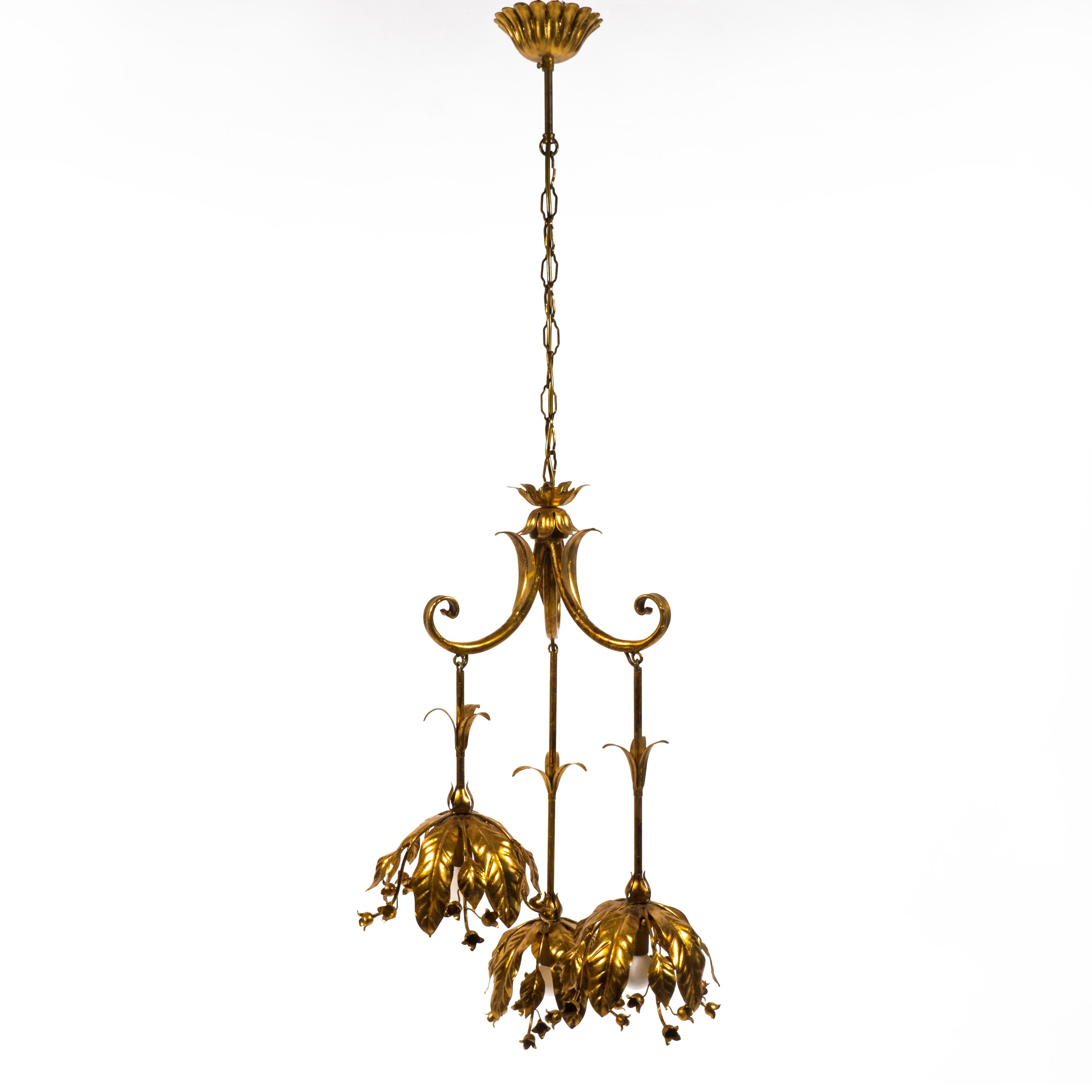 Highly decorative floral Hollywood Regency ceiling light by Banci Firenze from the 1970s.
The gold leaf pendant light by Banci Firenze from Italy has three hanging flower heads, each decorated with beautifully shaped leaves and flowers. The