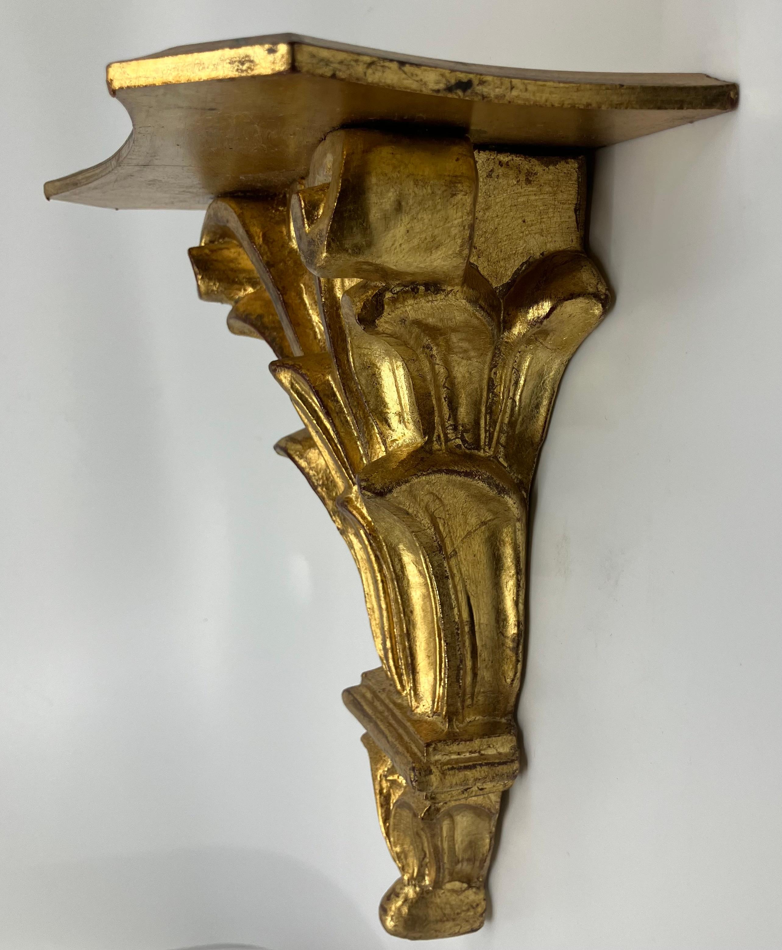 Giltwood Acanthus Leaf Wall Bracket In Good Condition For Sale In New York, NY