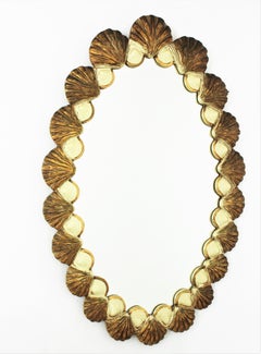 Espejo ovalado de madera dorada beige con marco tallado con motivos de conchas, años 50